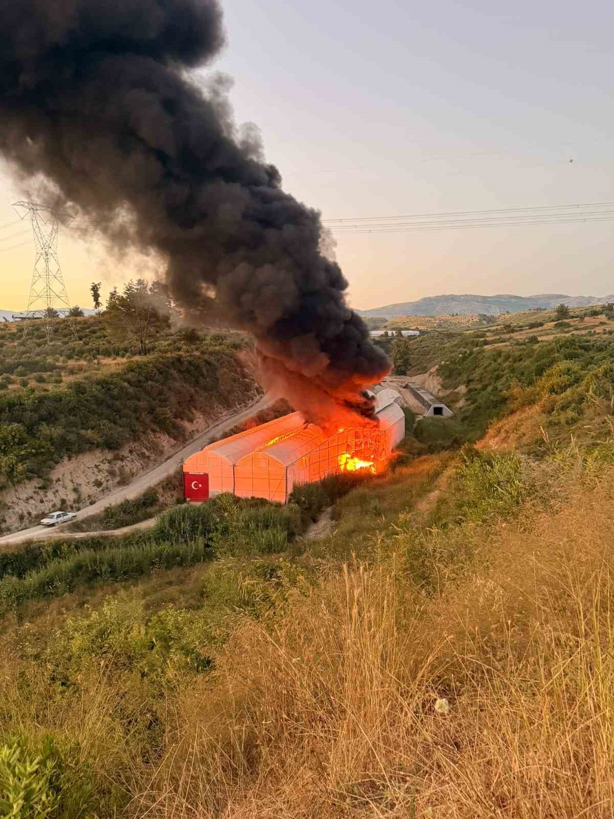Motosiklet yedek parça deposu olarak kullanılan muz serası alev alev yandı