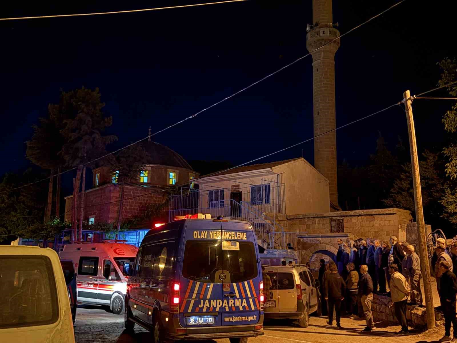 Camide 2 kişiyi bıçakla öldüren saldırganın asıl hedefi imammış
