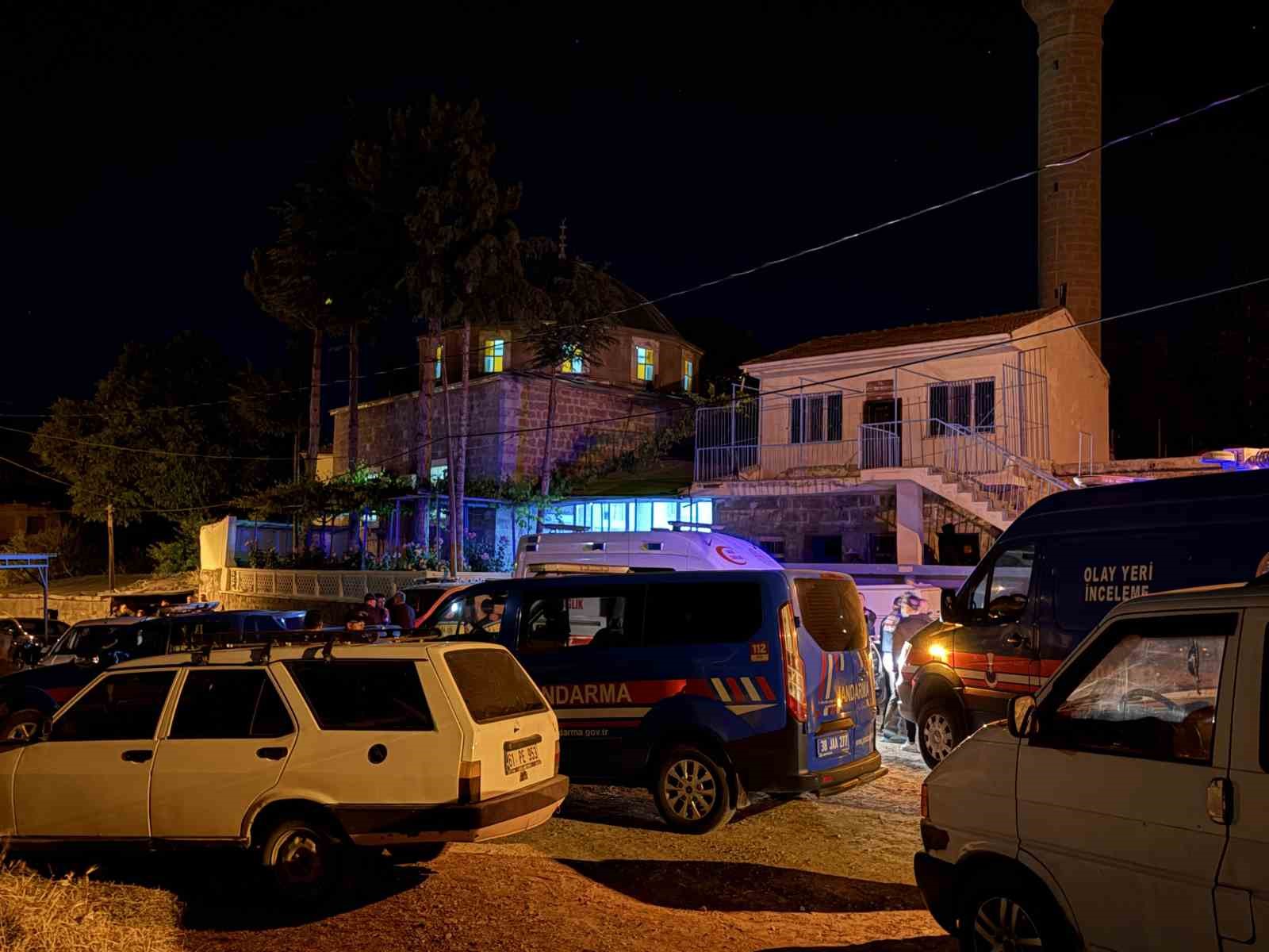 Camide 2 kişiyi bıçakla öldüren saldırganın asıl hedefi imammış