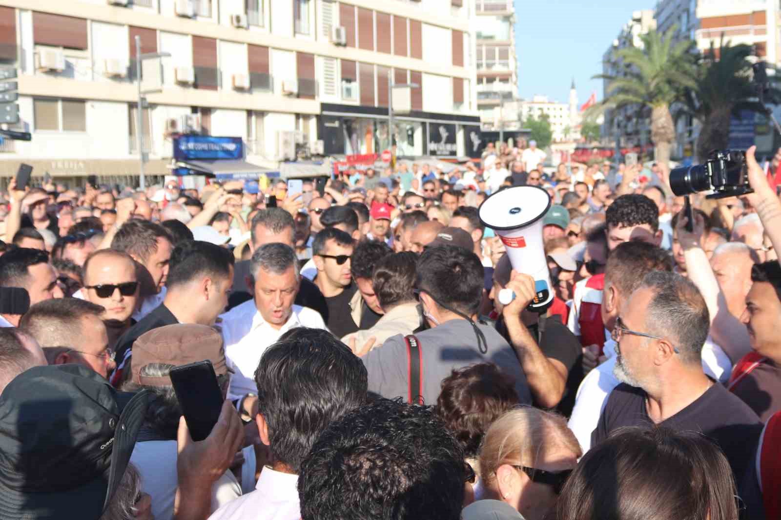 Özgür Özel: "Önümüzden çekilmezseniz, ne kara düzene, ne yargı kollarına, ne de partiye atadığı butlanın kollarına teslim olmayacağız"