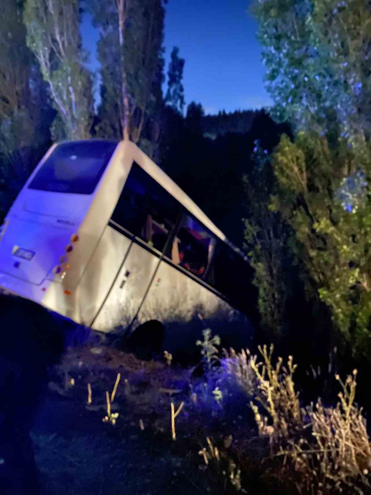 Ankara’da servis aracı yol kenarına devrildi: 8 yaralı