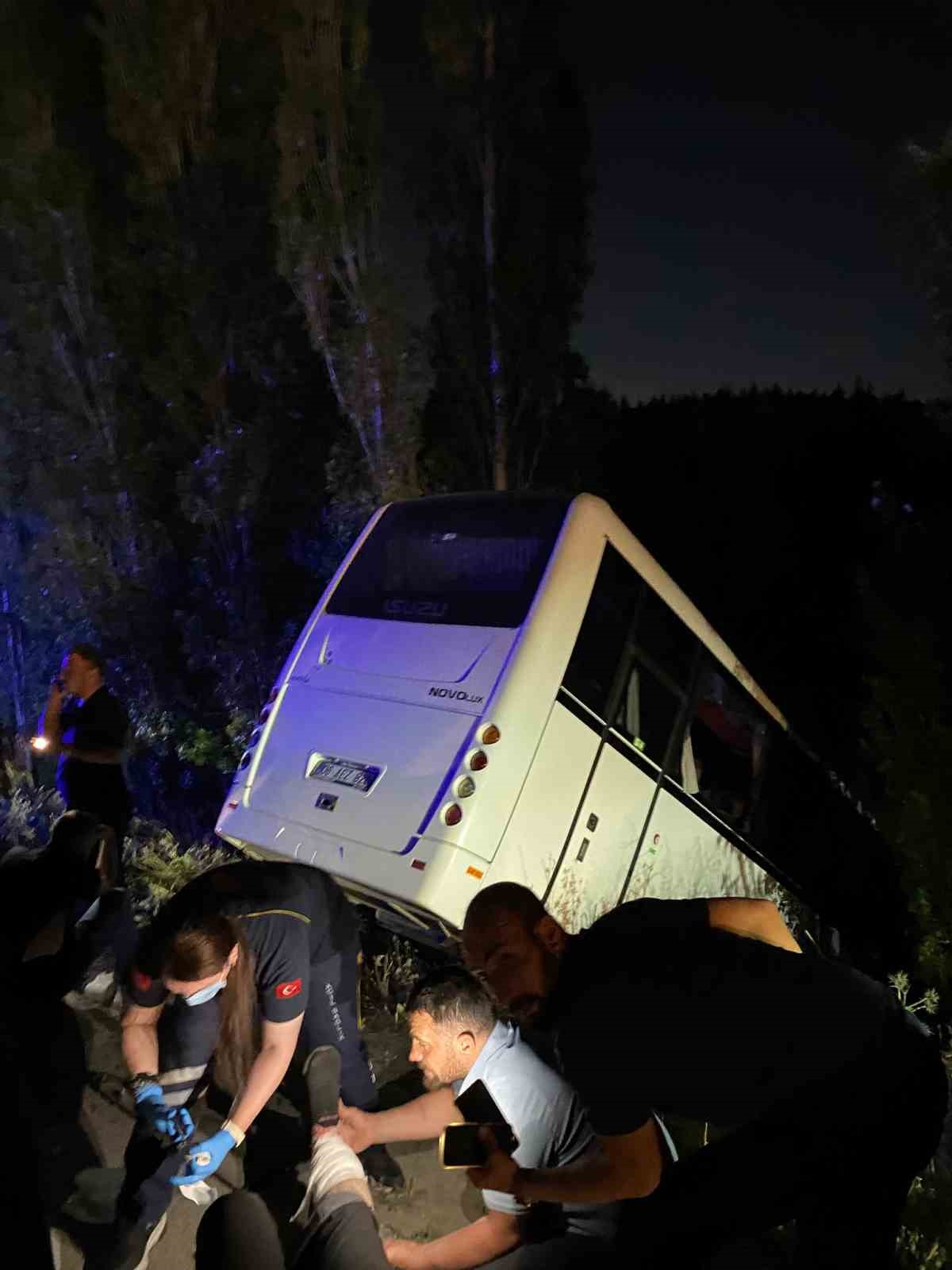 Ankara’da servis aracı yol kenarına devrildi: 8 yaralı
