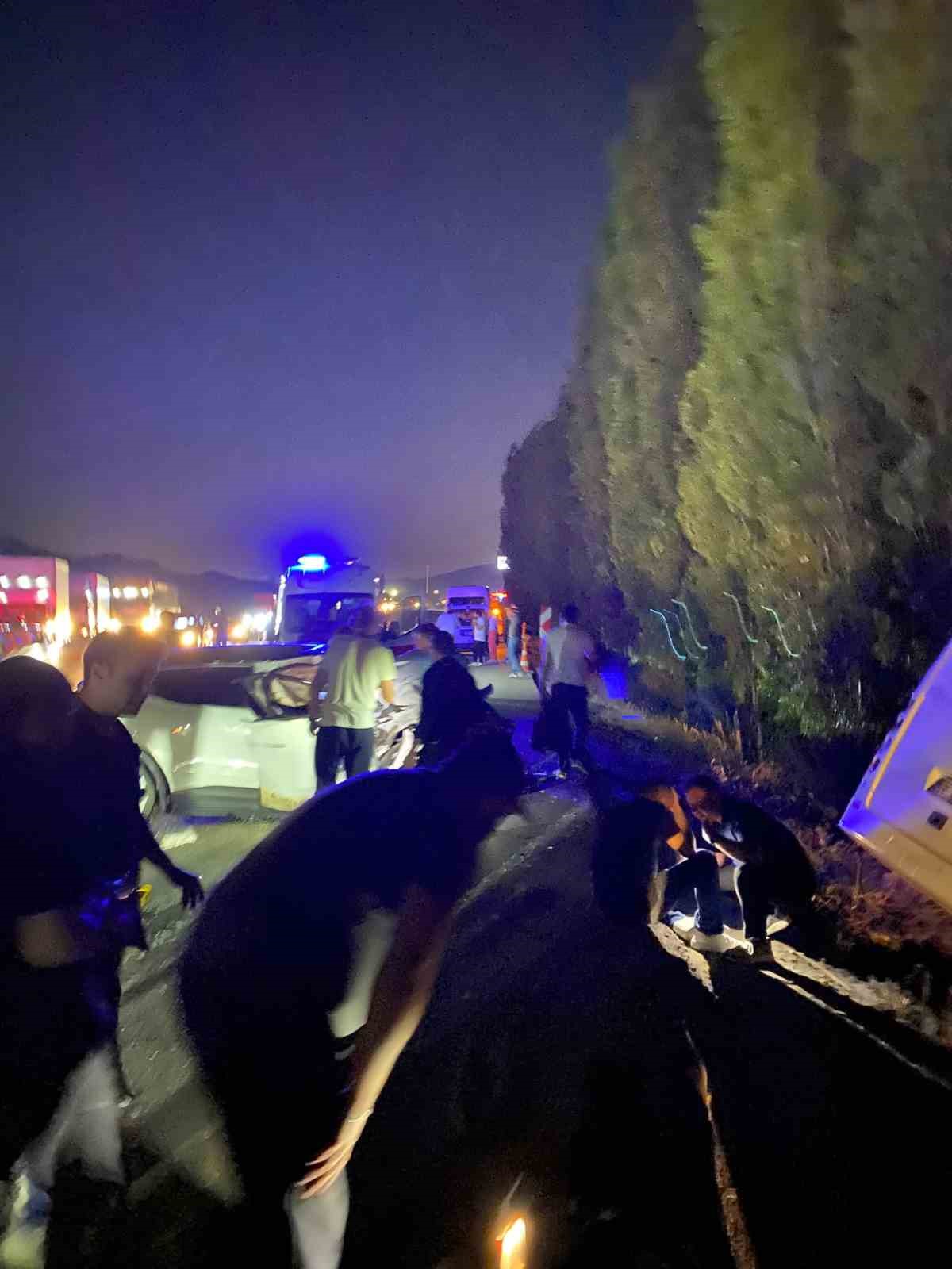 Ankara’da servis aracı yol kenarına devrildi: 8 yaralı