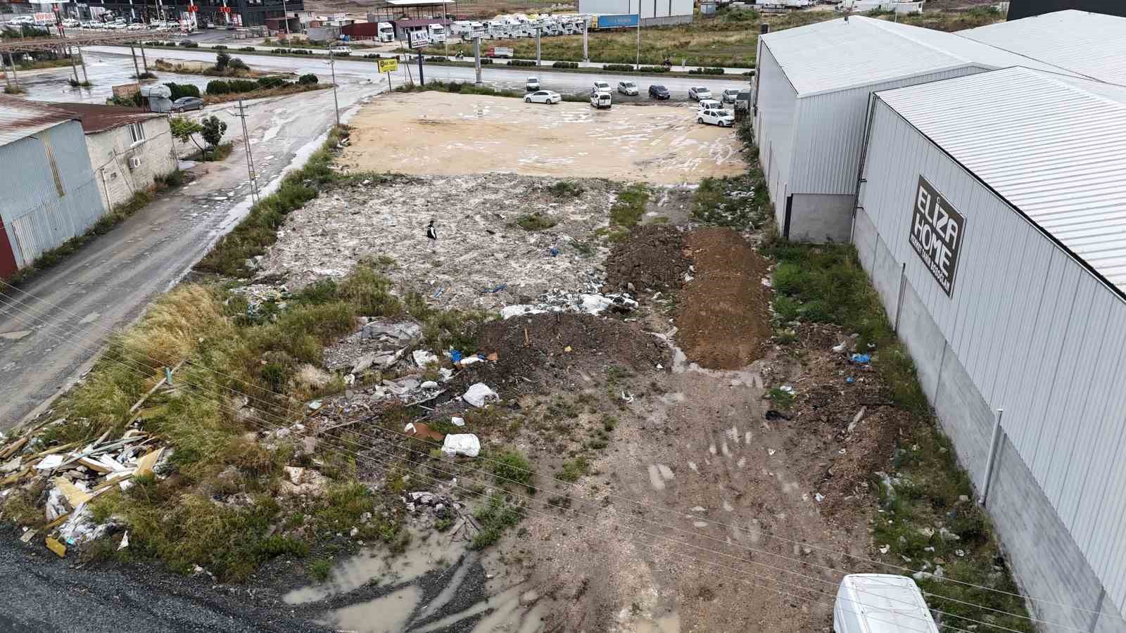 Arazisine moloz döken kamyonları kamerayla yakalayan esnaf ‘yanlışlıkla döktük’ sözleriyle neye uğradığını şaşırdı