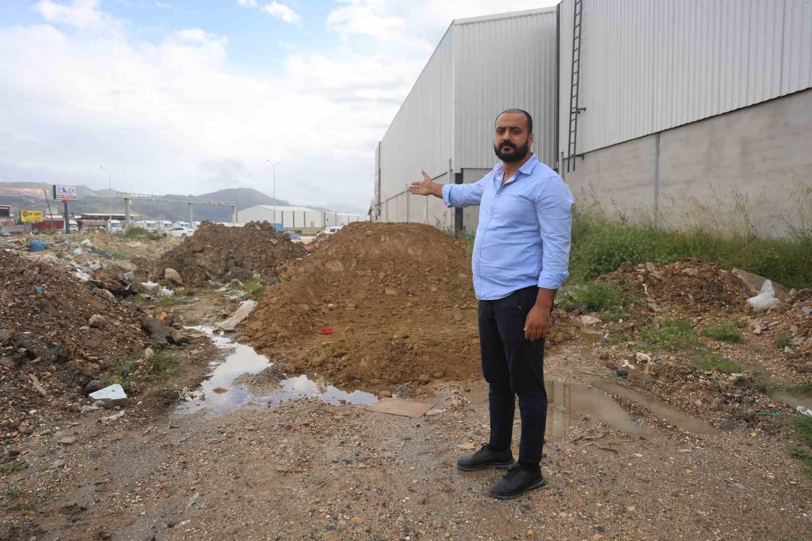 Arazisine moloz döken kamyonları kamerayla yakalayan esnaf ‘yanlışlıkla döktük’ sözleriyle neye uğradığını şaşırdı