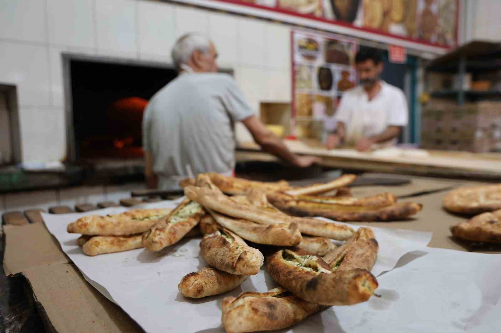 Sıcaklıkların artmasıyla, fırıncıların zorlu mesaisi başladı
