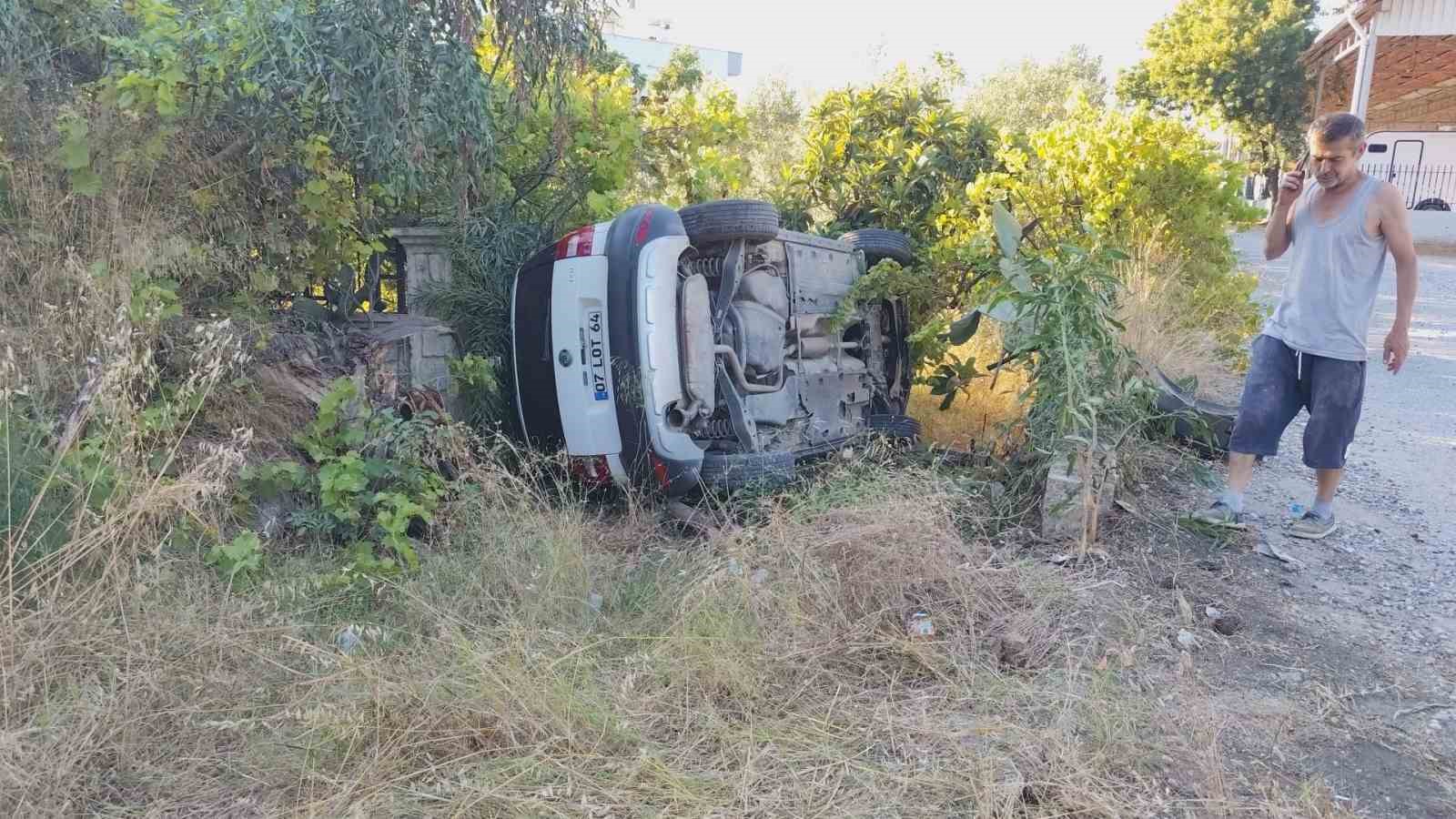 Manavgat’ta otomobil bahçeye uçtu