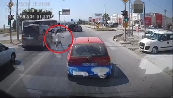 Emniyet şeridinden gelip genç kıza çarptı, o anlar araç kamerasında
