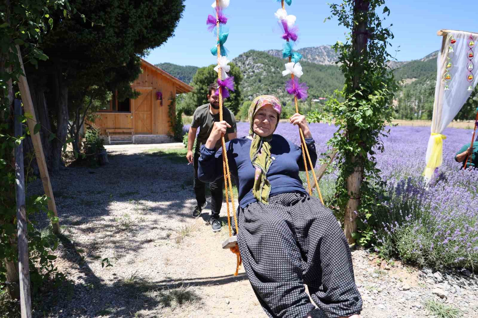 Adana sıcağından kaçanlar lavanta bahçelerine akın etti