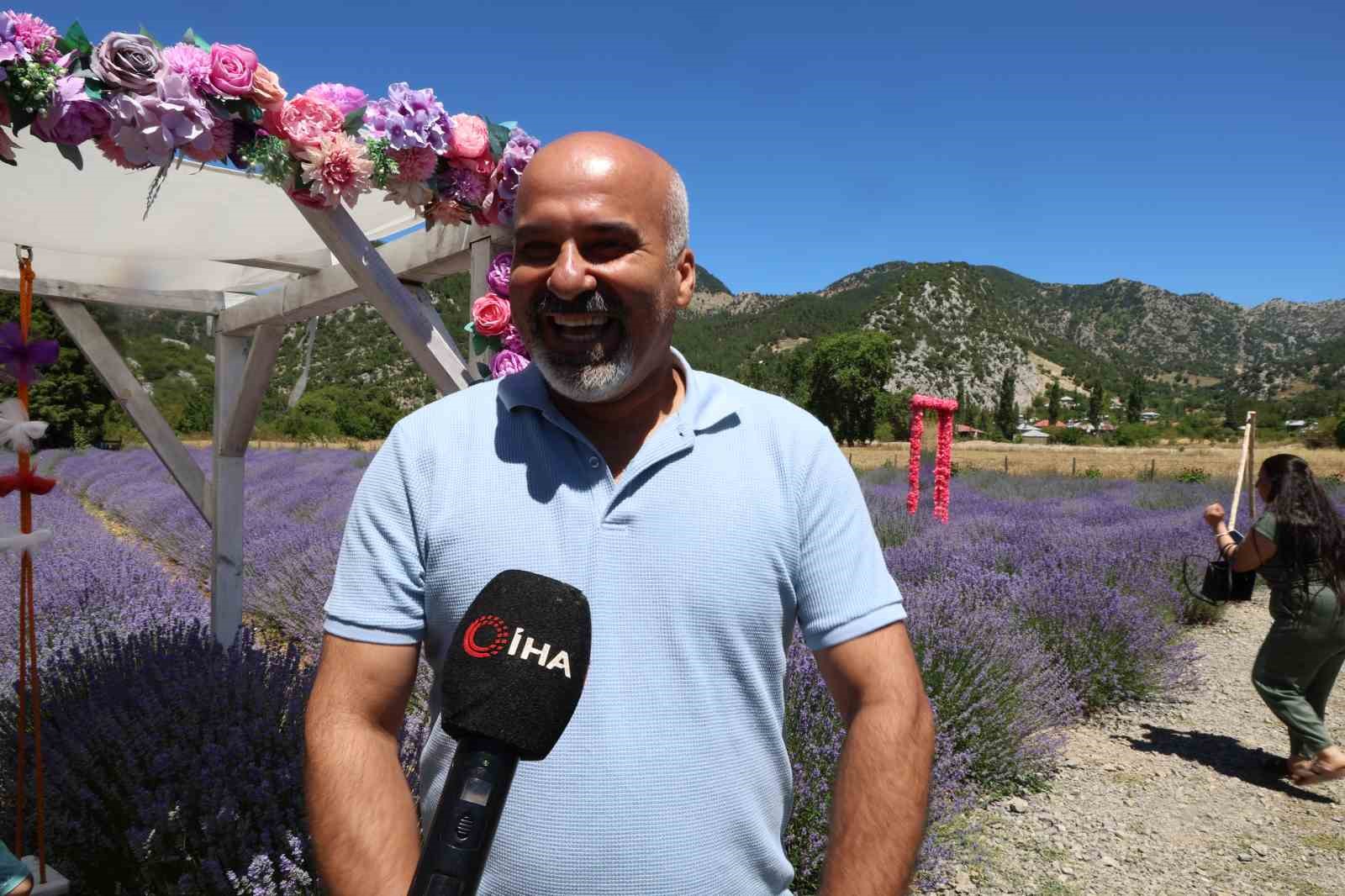 Adana sıcağından kaçanlar lavanta bahçelerine akın etti