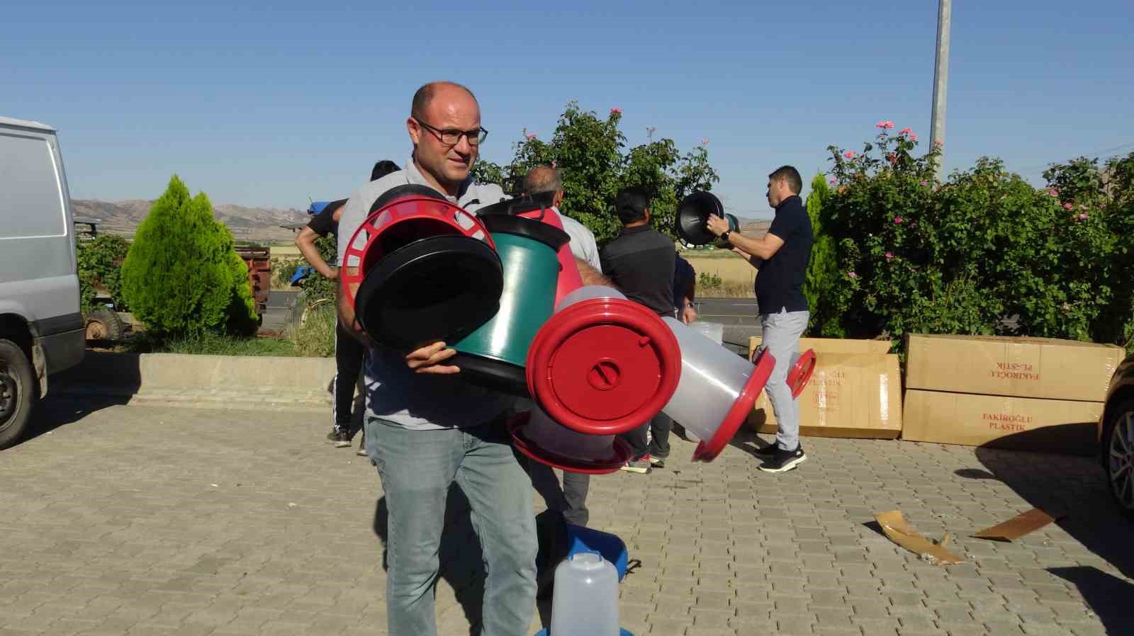 Gercüş’te 107 üreticiye yüzde 75 hibeli tavuk ve yem dağıtıldı