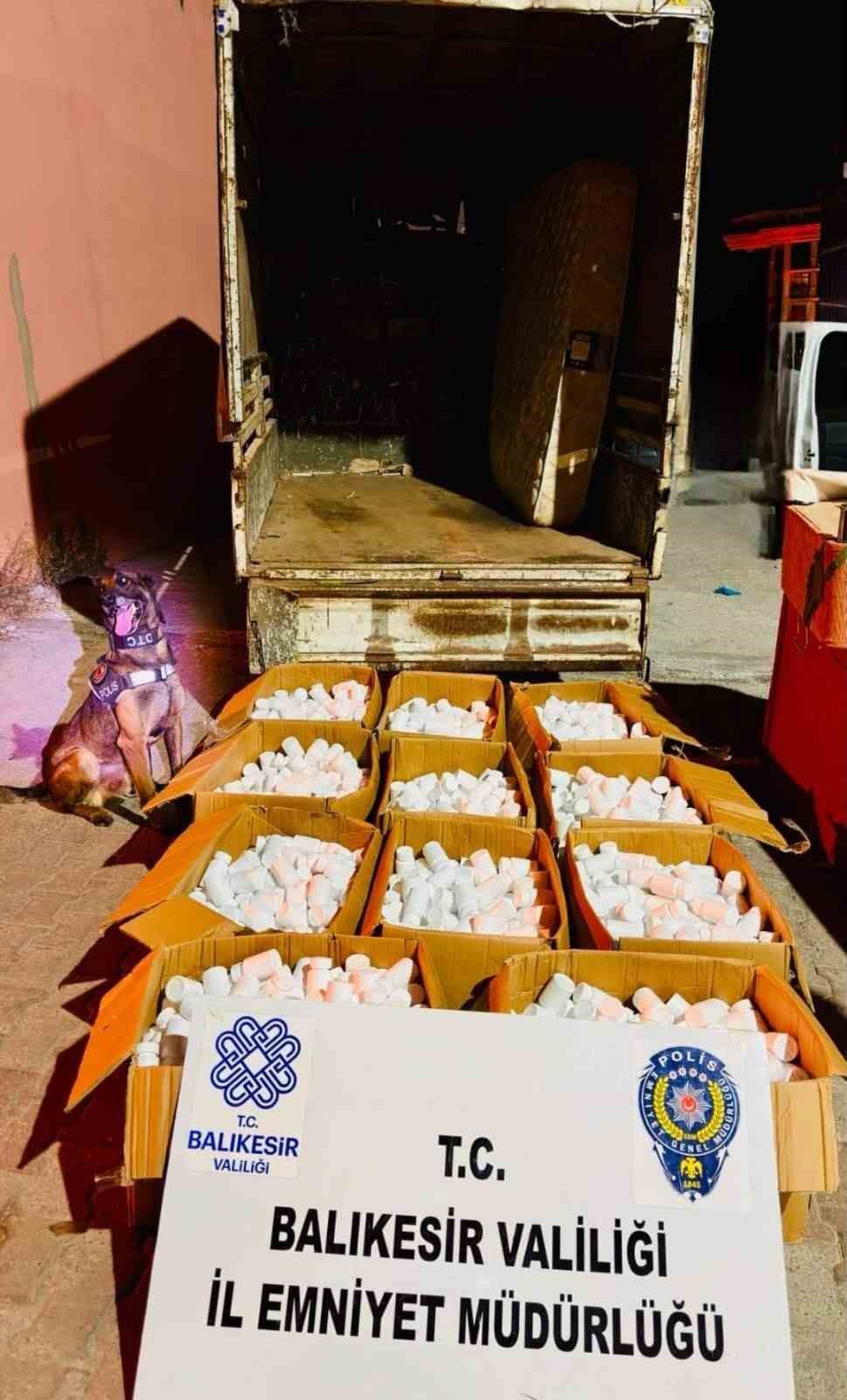 Kamyonette ev eşyası taşınması narkotiğe takıldı: 144 bin 900 adet sentetik hap ele geçirildi
