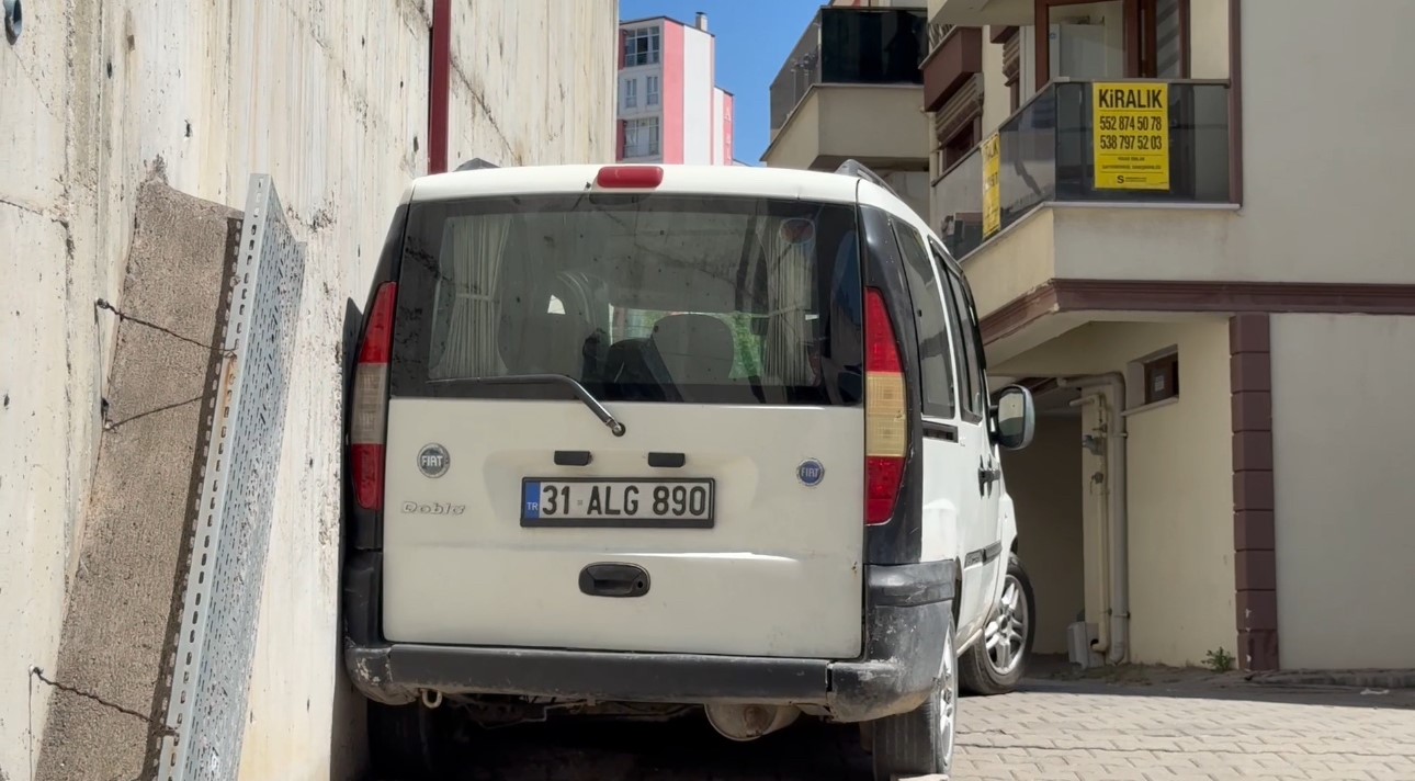 Aküsü biten aracı iterken canından oluyordu