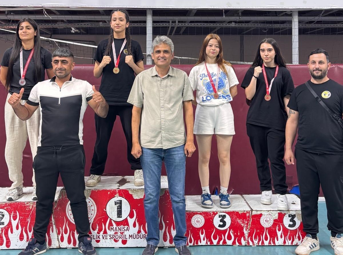 Akhisar’da 6 ilden 200 sporcu ringe çıktı, şampiyon Manisa oldu