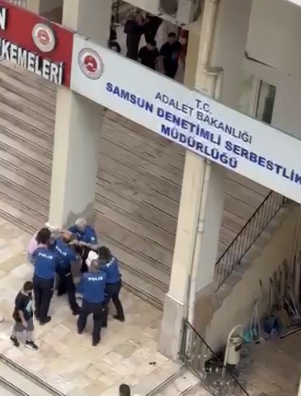 Polisin önünde kadın kavgası