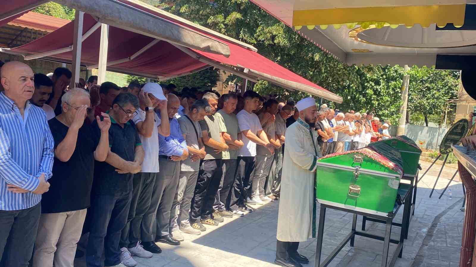 Tatil yolunda can veren anne ve kızı toprağa verildi