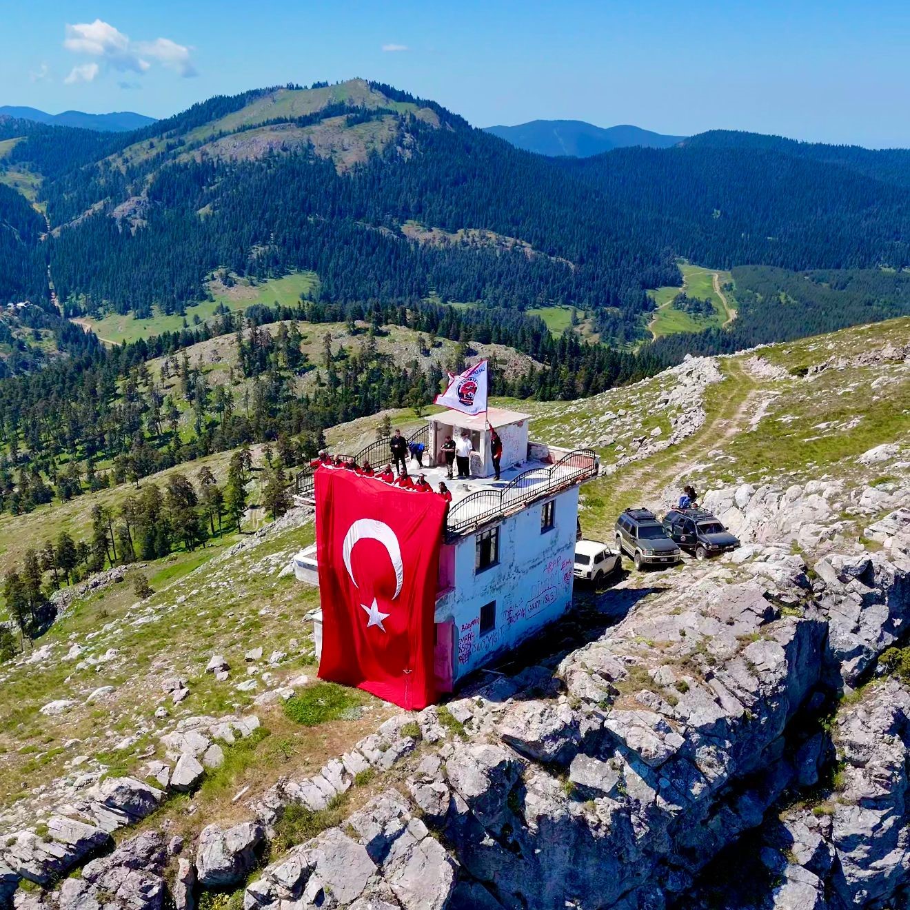 Off-road tutkunları 1850 rakımda Türk bayrağı açtı