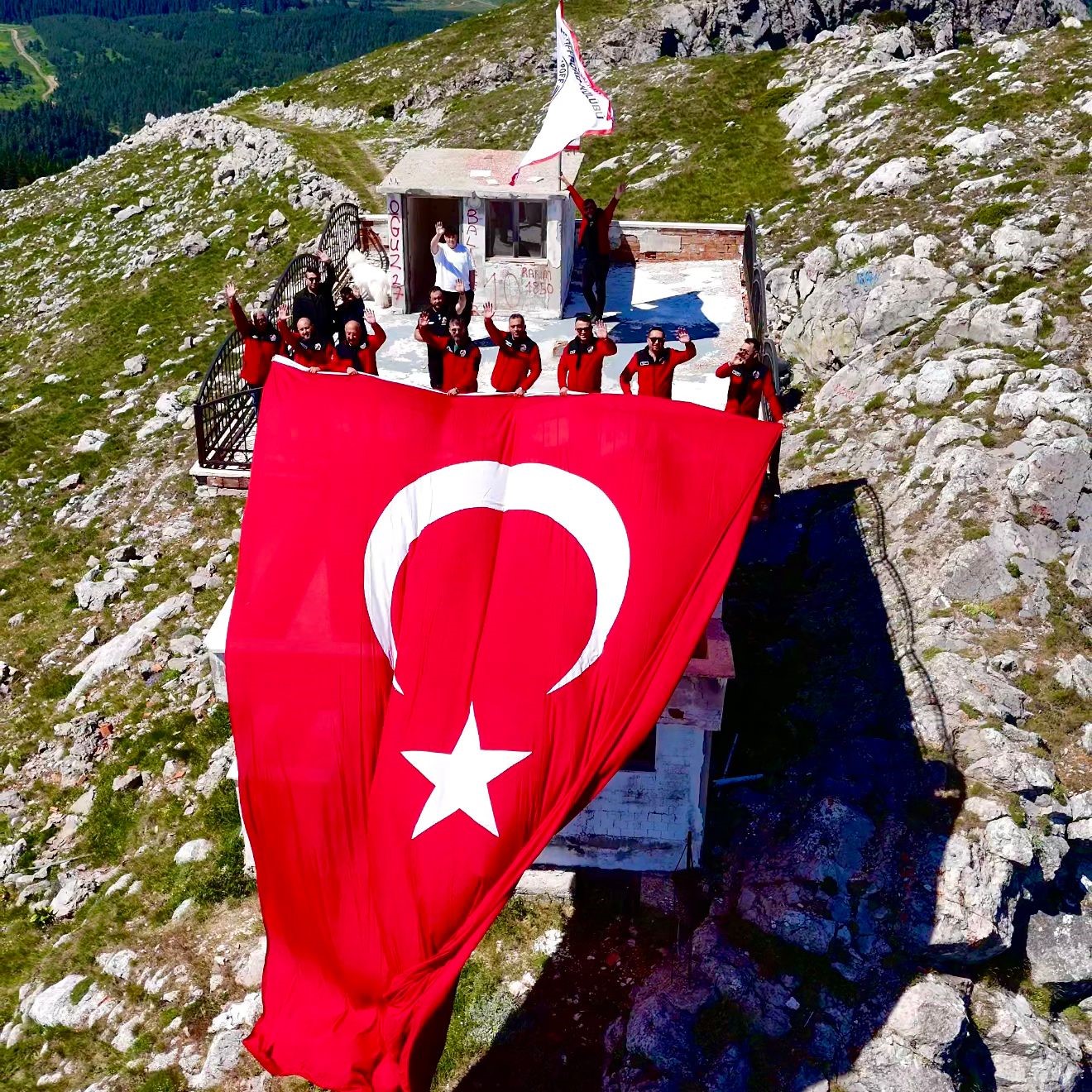 Off-road tutkunları 1850 rakımda Türk bayrağı açtı