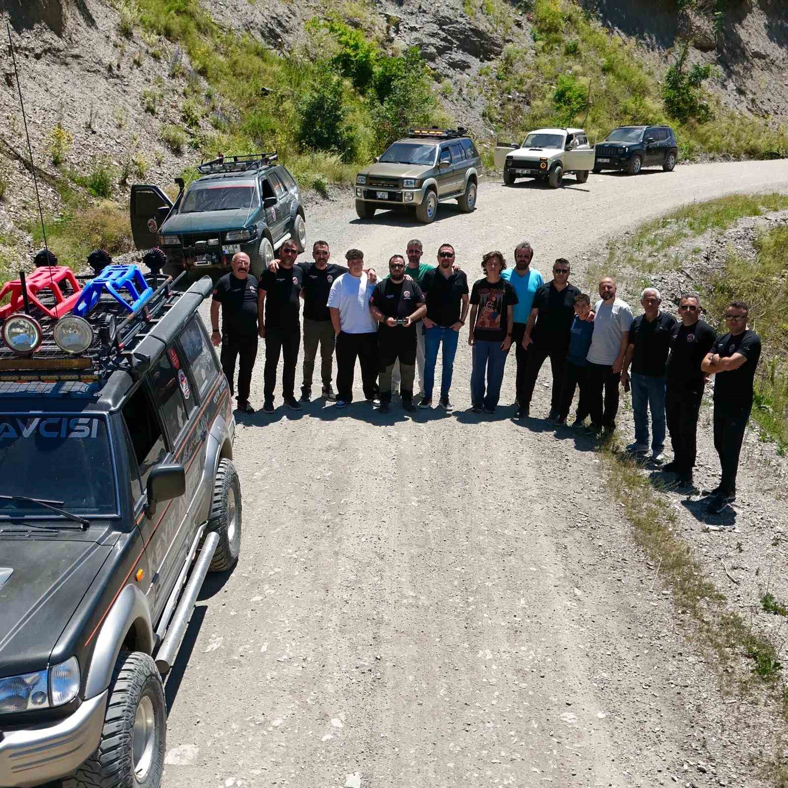 Off-road tutkunları 1850 rakımda Türk bayrağı açtı
