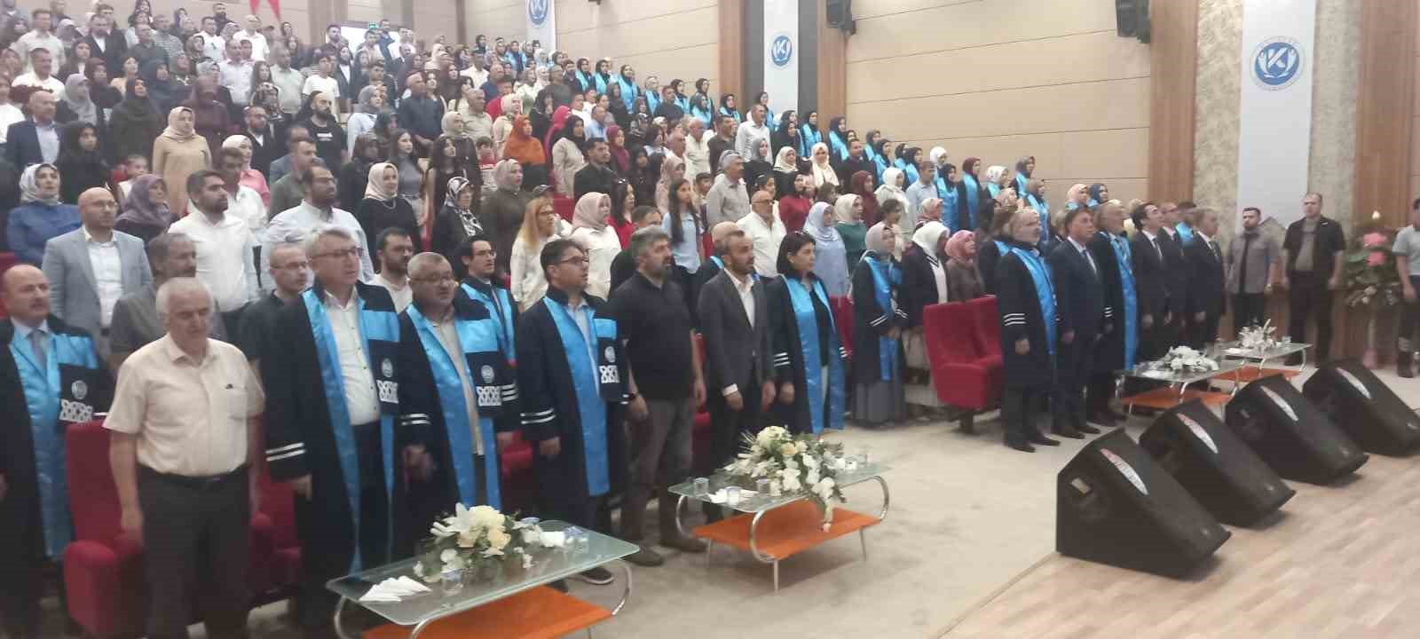 Tamamına yakınını kız öğrencilerin oluşturduğu fakültede mezuniyet coşkusu