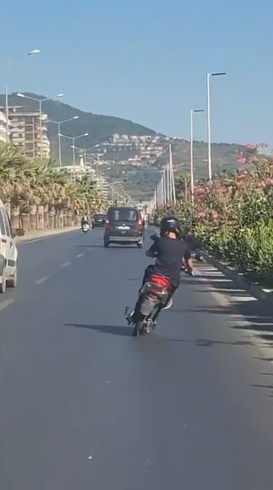 Alanya’da motosiklet üzerinde ayakta ilerleyen sürücünün tehlikeli yolculuğu kamerada