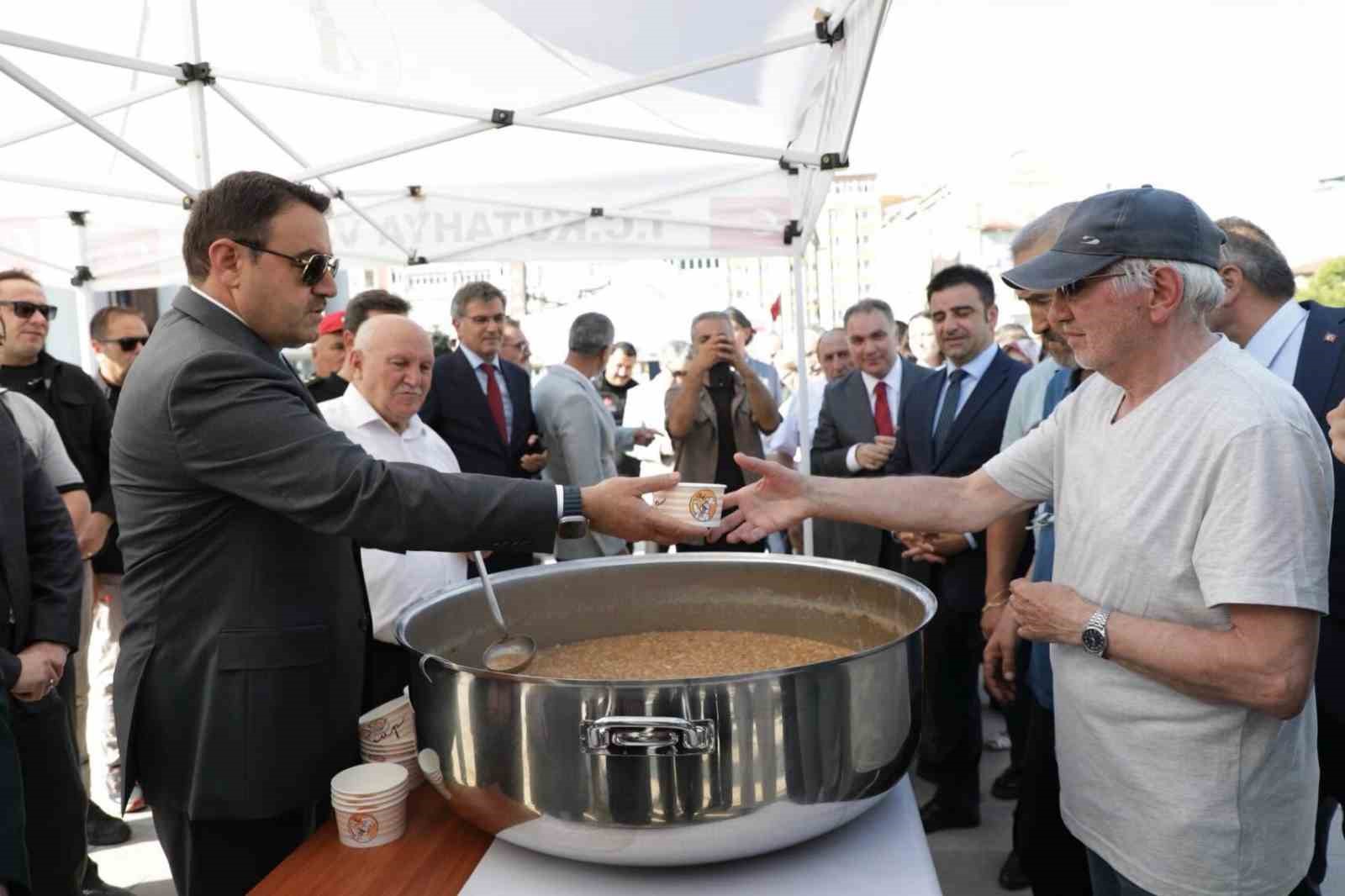 Vali Işın vatandaşlara aşure ikramında bulundu: "Muharrem ayı birlik ve kardeşliğin simgesidir"