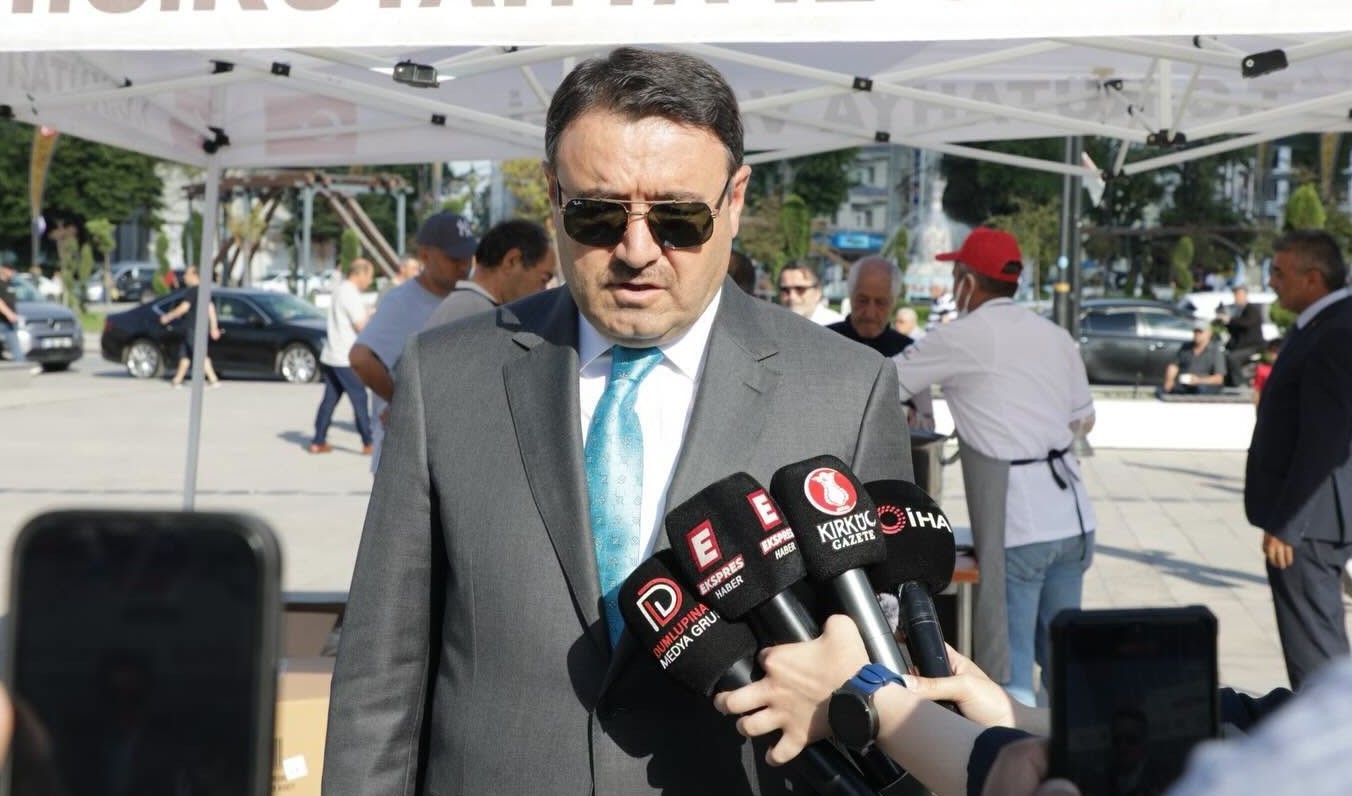 Vali Işın vatandaşlara aşure ikramında bulundu: "Muharrem ayı birlik ve kardeşliğin simgesidir"