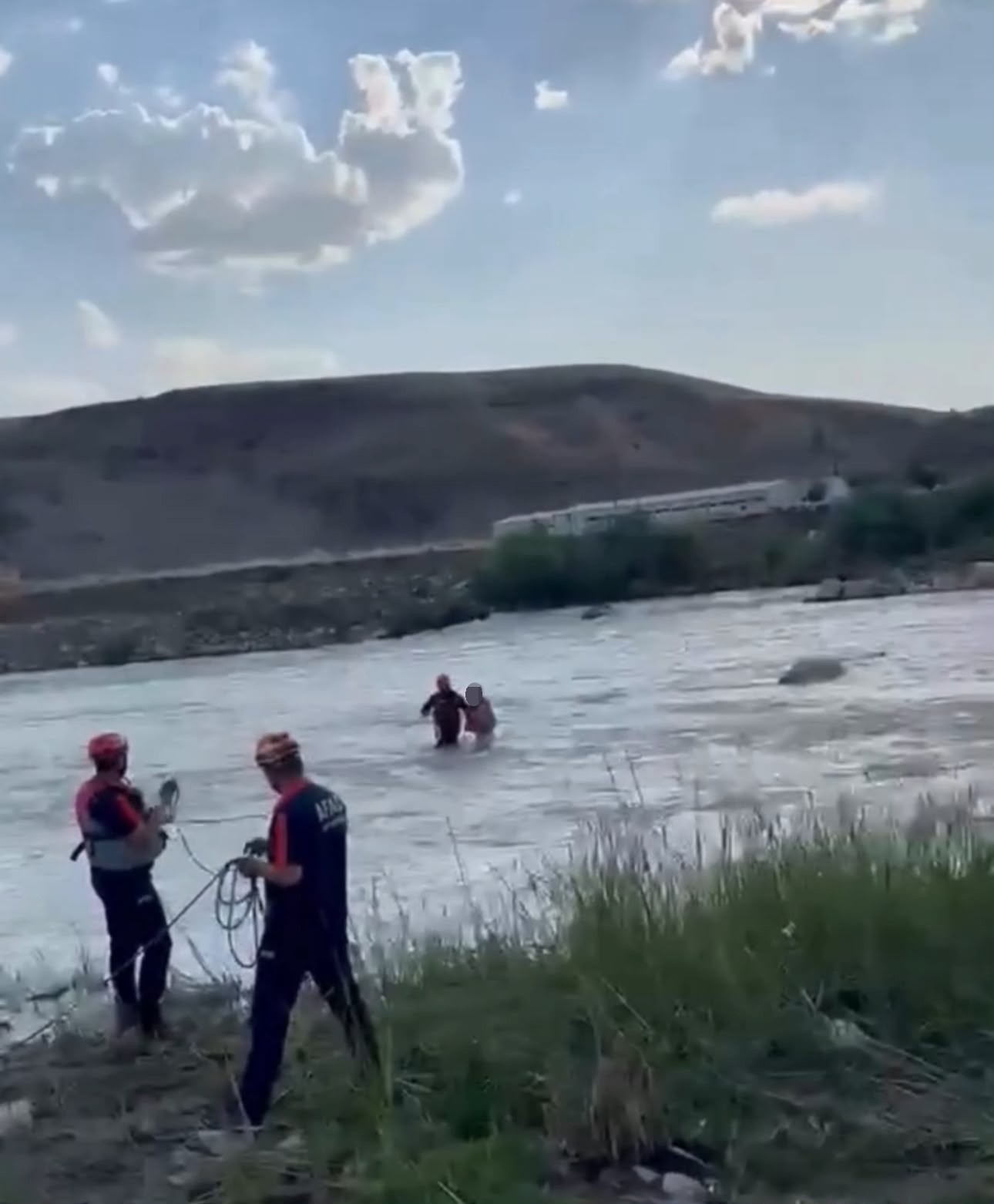 Kezer Çayı’nda mahsur kalan çocuğu AFAD kurtardı
