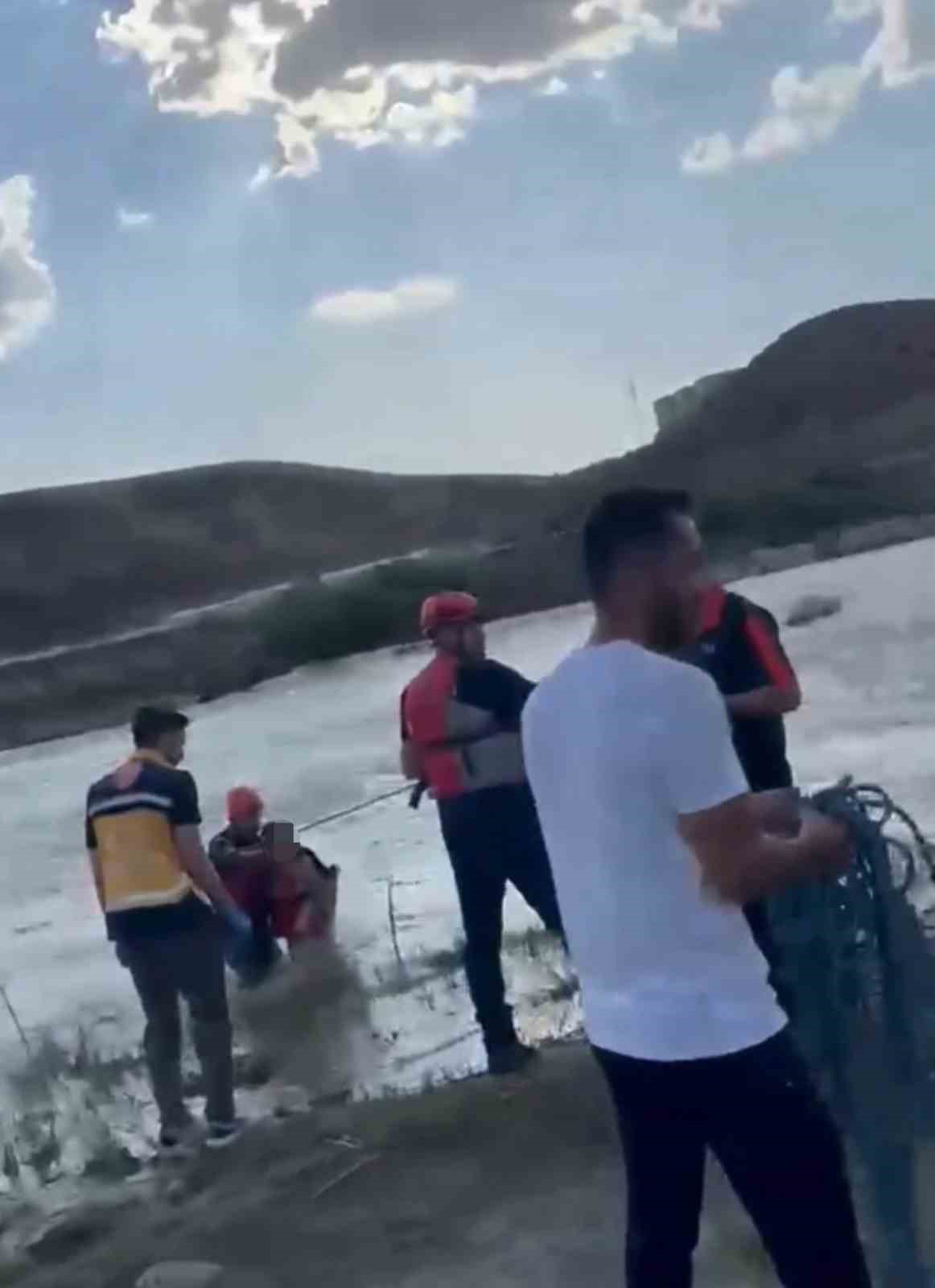 Kezer Çayı’nda mahsur kalan çocuğu AFAD kurtardı
