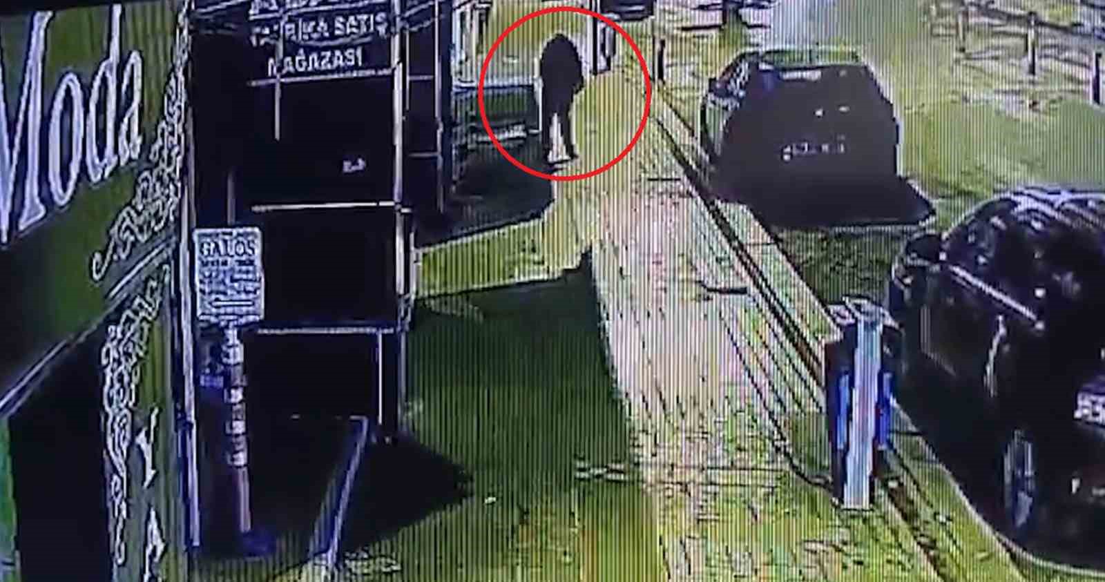 Tanınmamak için başına çöp poşeti geçirip yangın çıkaran şahıs kameralara yakalandı