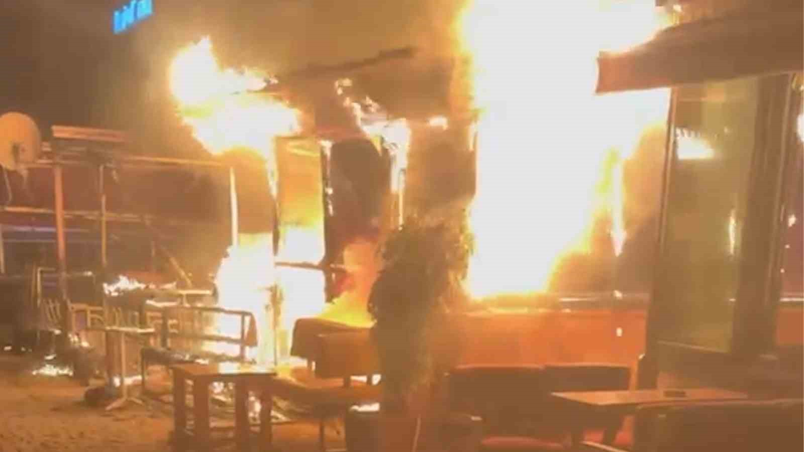 Tanınmamak için başına çöp poşeti geçirip yangın çıkaran şahıs kameralara yakalandı
