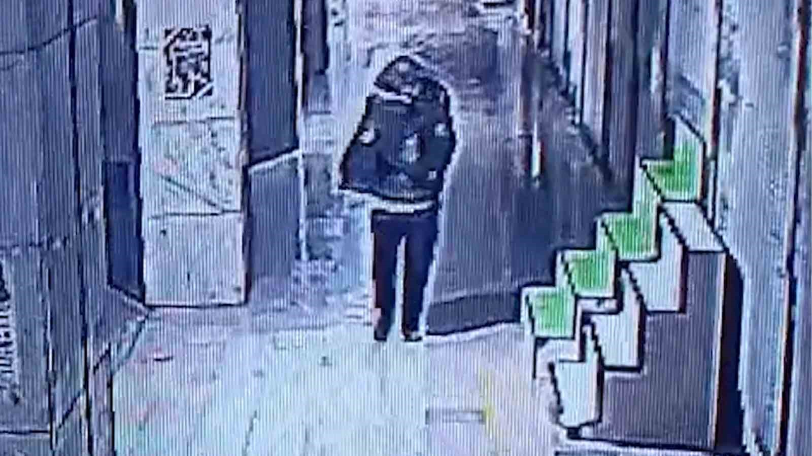 Tanınmamak için başına çöp poşeti geçirip yangın çıkaran şahıs kameralara yakalandı