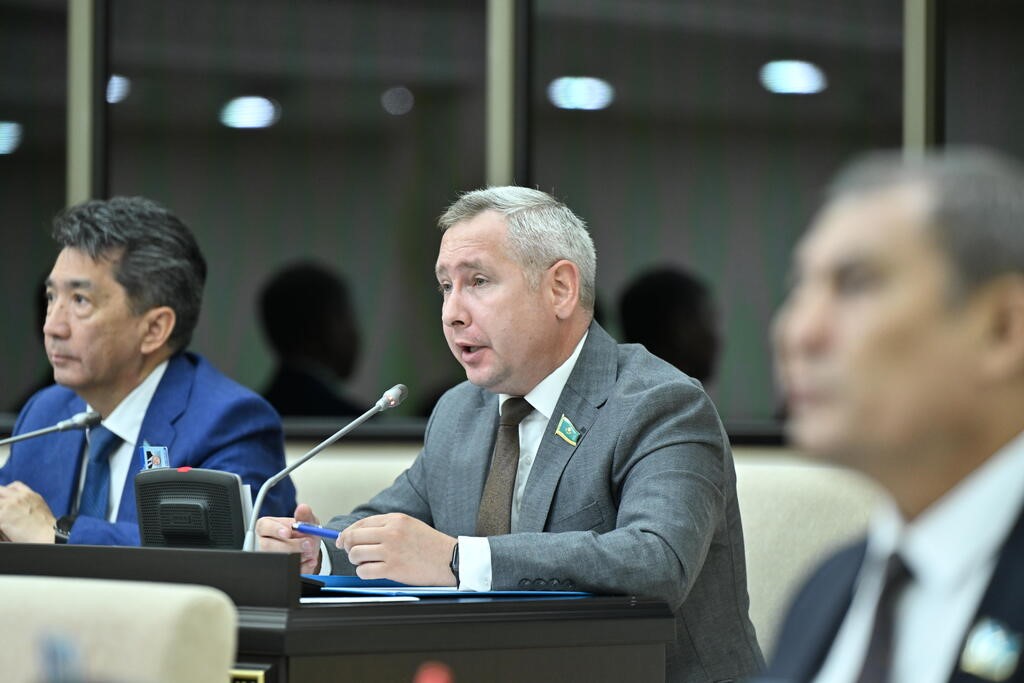 Kazakistan parlamentosu son oturumunu gerçekleştirdi