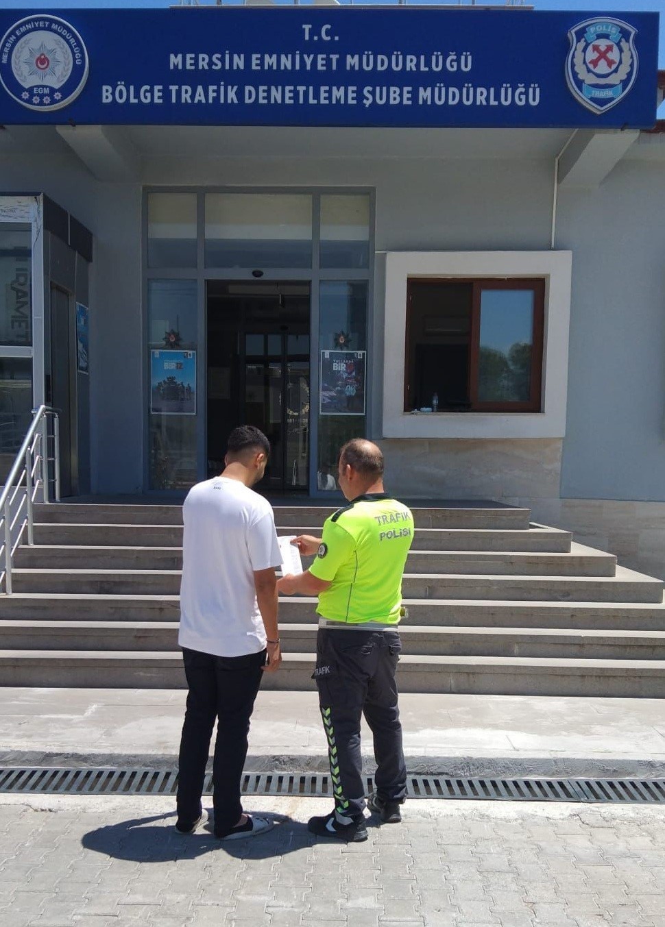 Trafiği tehlikeye düşüren minibüs sürücüsü sanal devriyeye takıldı