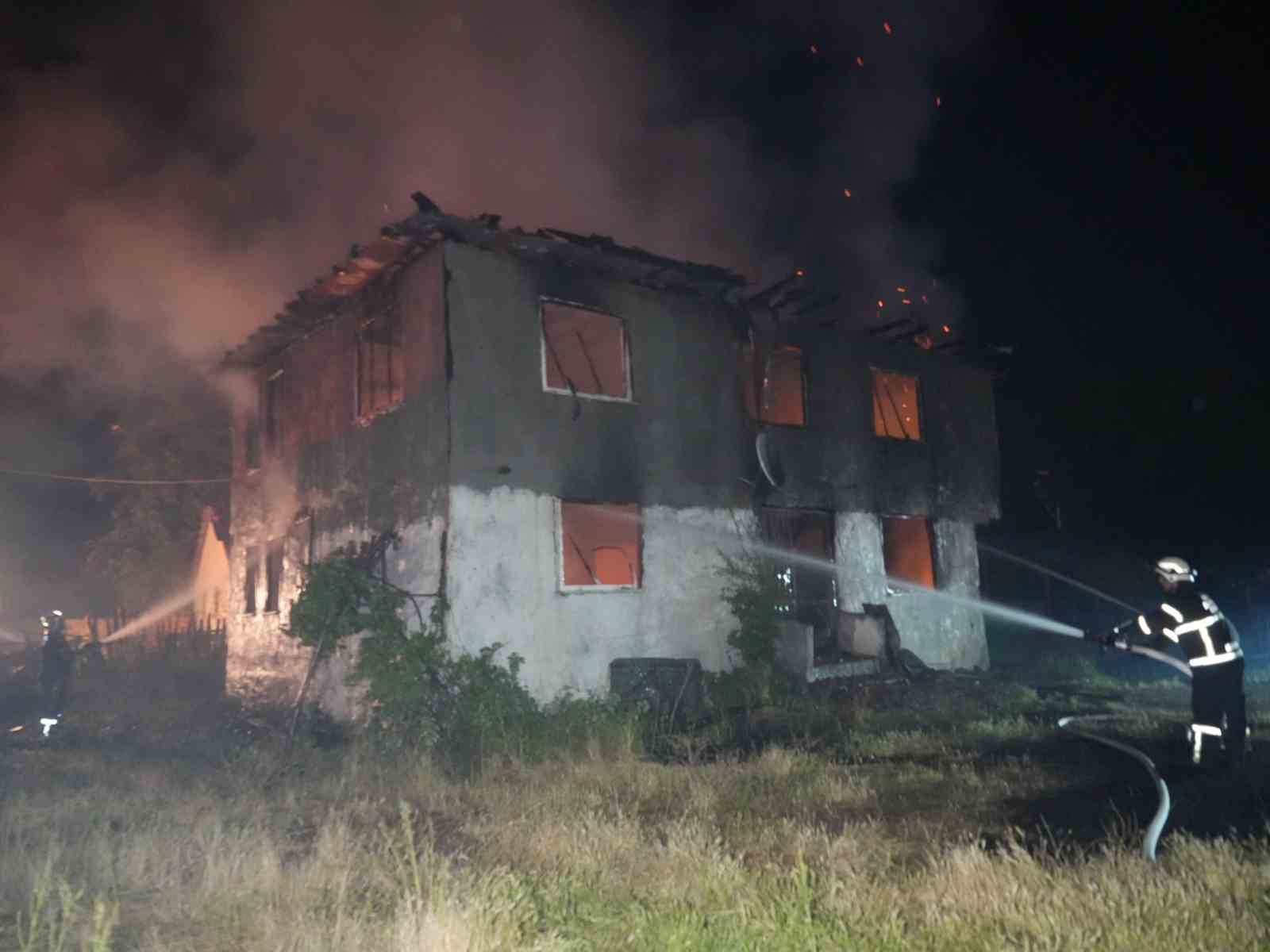 Elektrik kontağından çıkan yangında 2 katlı ev küle döndü