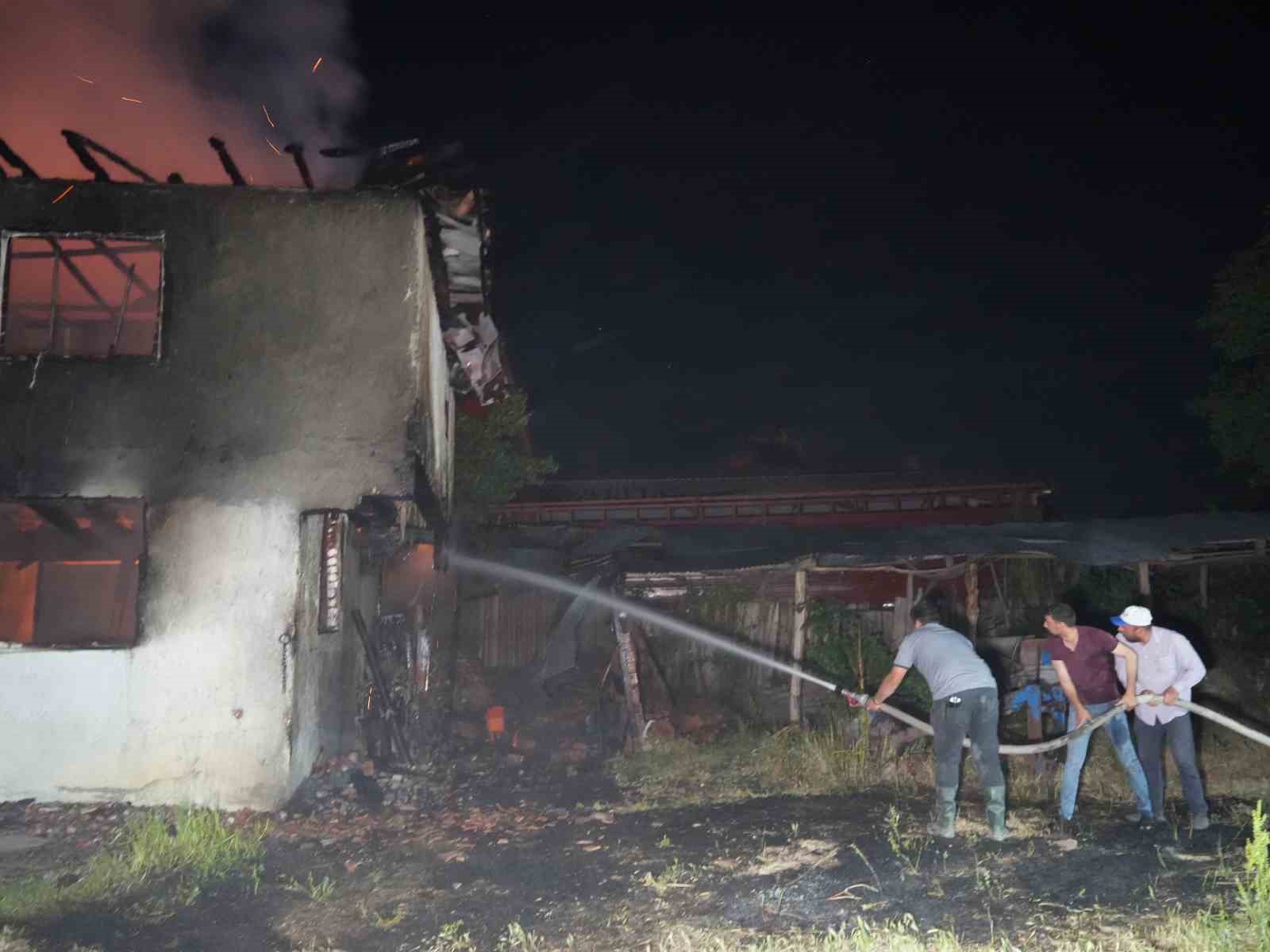 Elektrik kontağından çıkan yangında 2 katlı ev küle döndü