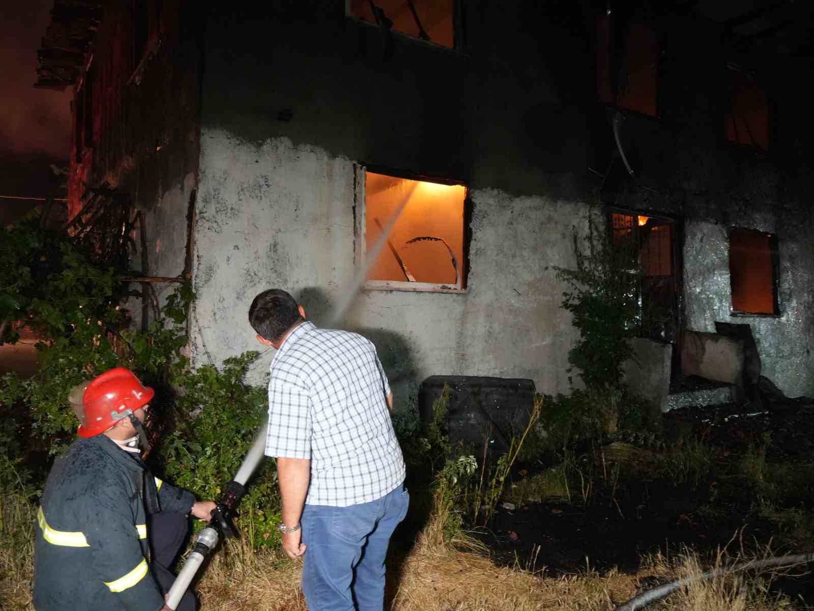 Elektrik kontağından çıkan yangında 2 katlı ev küle döndü