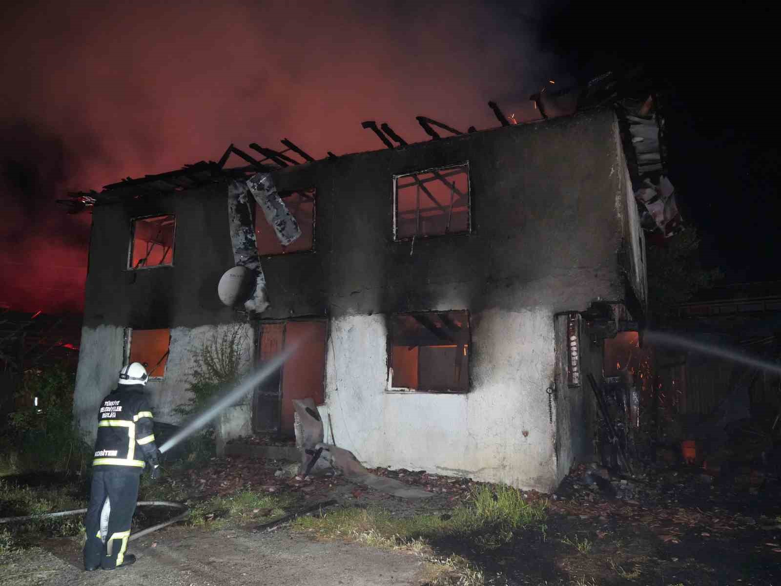 Elektrik kontağından çıkan yangında 2 katlı ev küle döndü