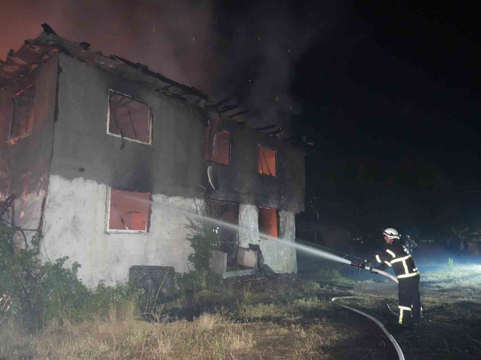 Elektrik kontağından çıkan yangında 2 katlı ev küle döndü