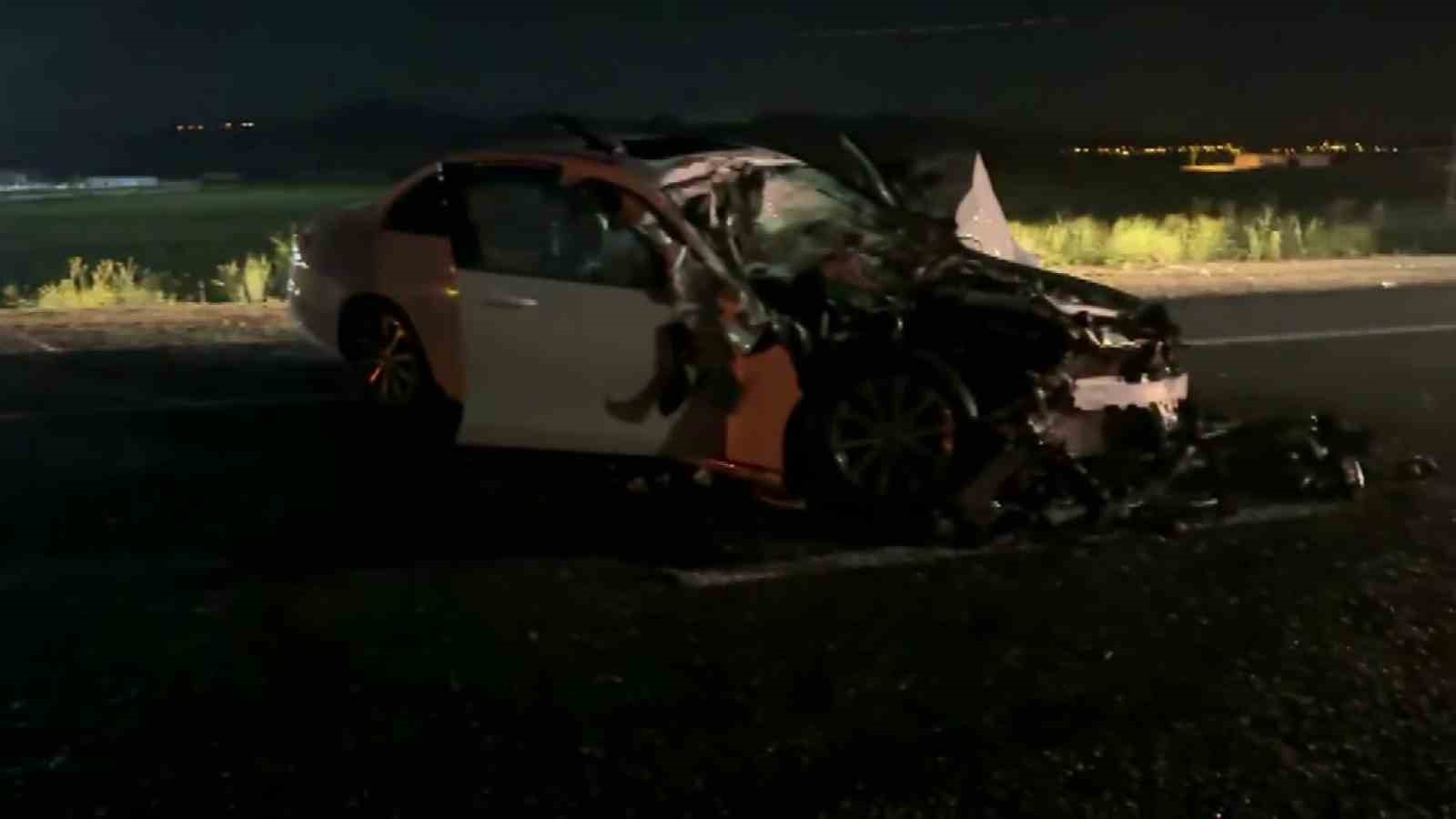 Sivas’ta traktöre çarpan Mercedes hurda yığınına döndü: 4 yaralı