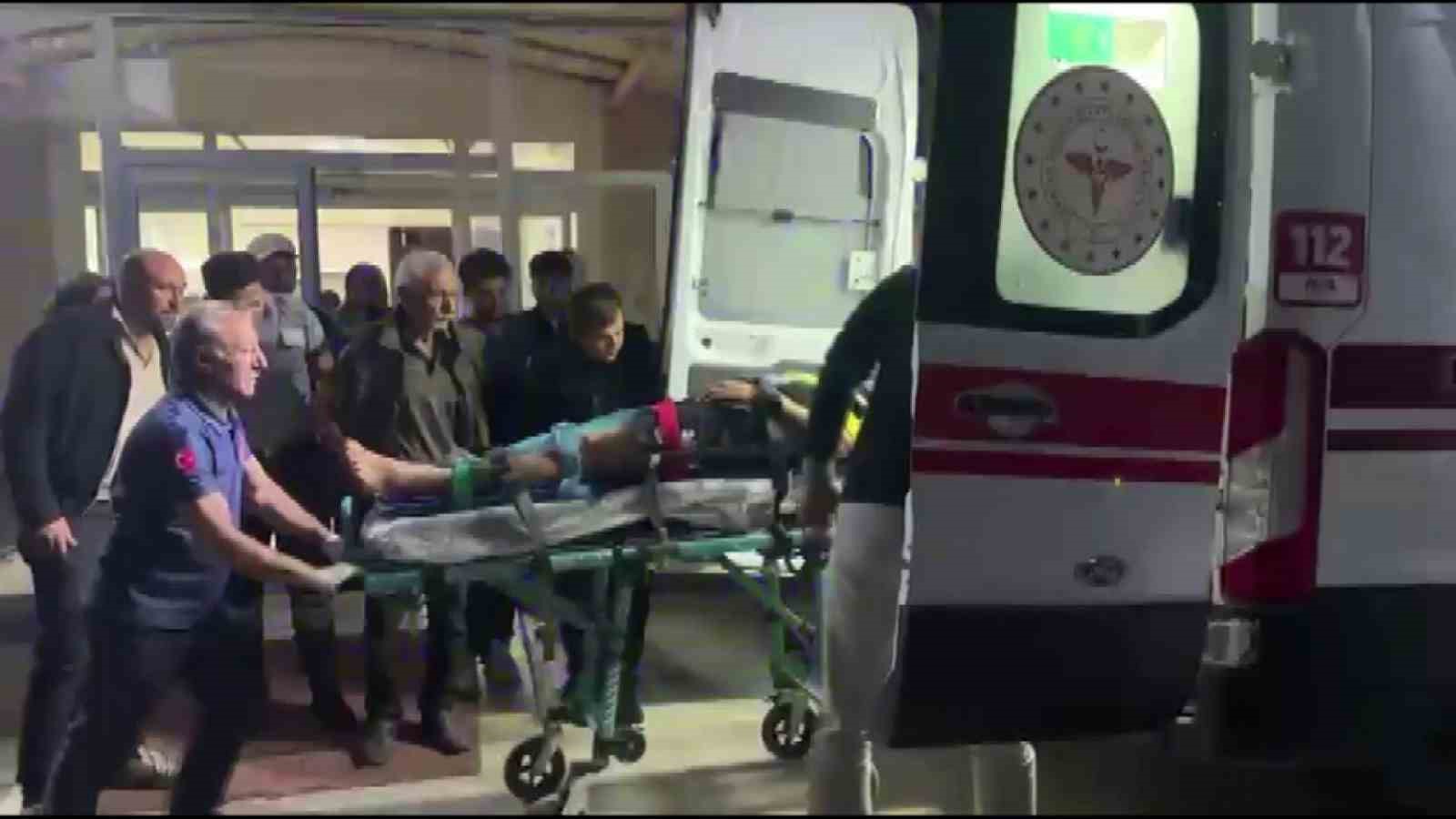 Sivas’ta traktöre çarpan Mercedes hurda yığınına döndü: 4 yaralı