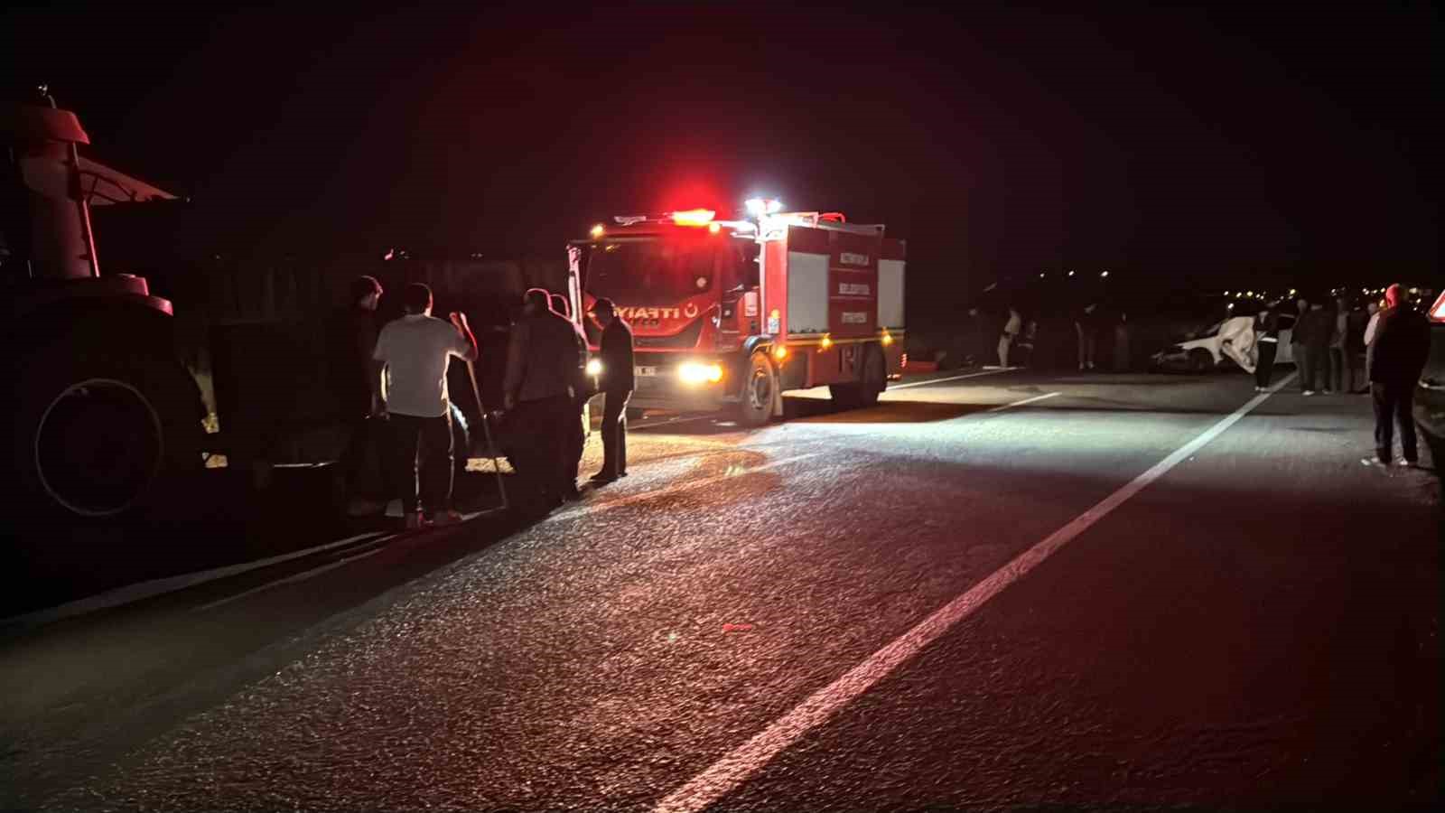 Sivas’ta traktöre çarpan Mercedes hurda yığınına döndü: 4 yaralı