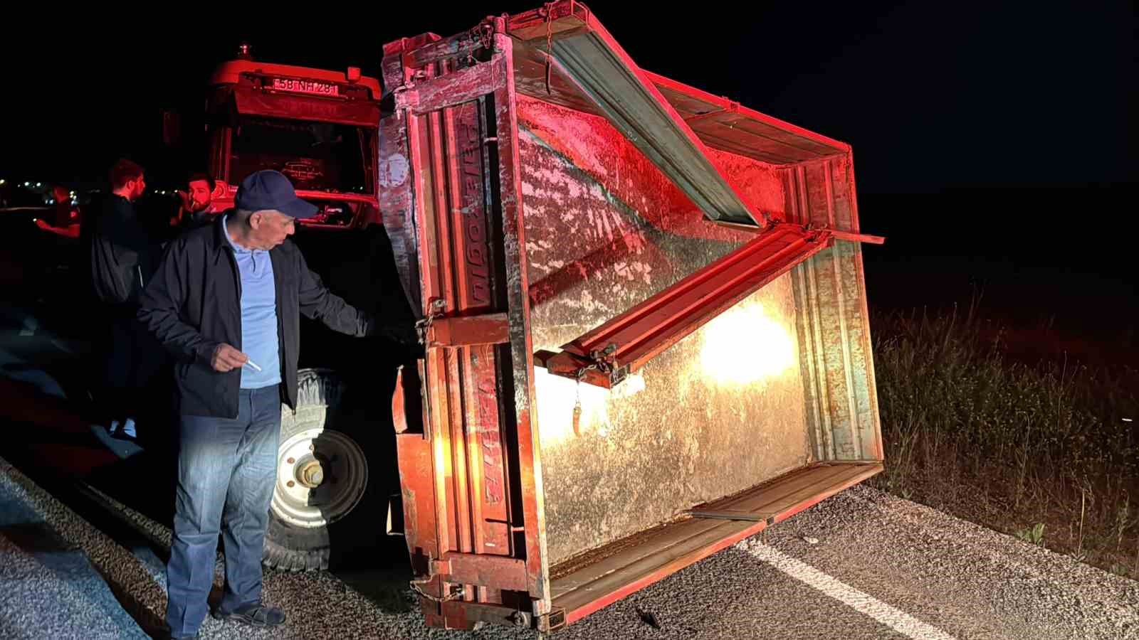 Sivas’ta traktöre çarpan Mercedes hurda yığınına döndü: 4 yaralı