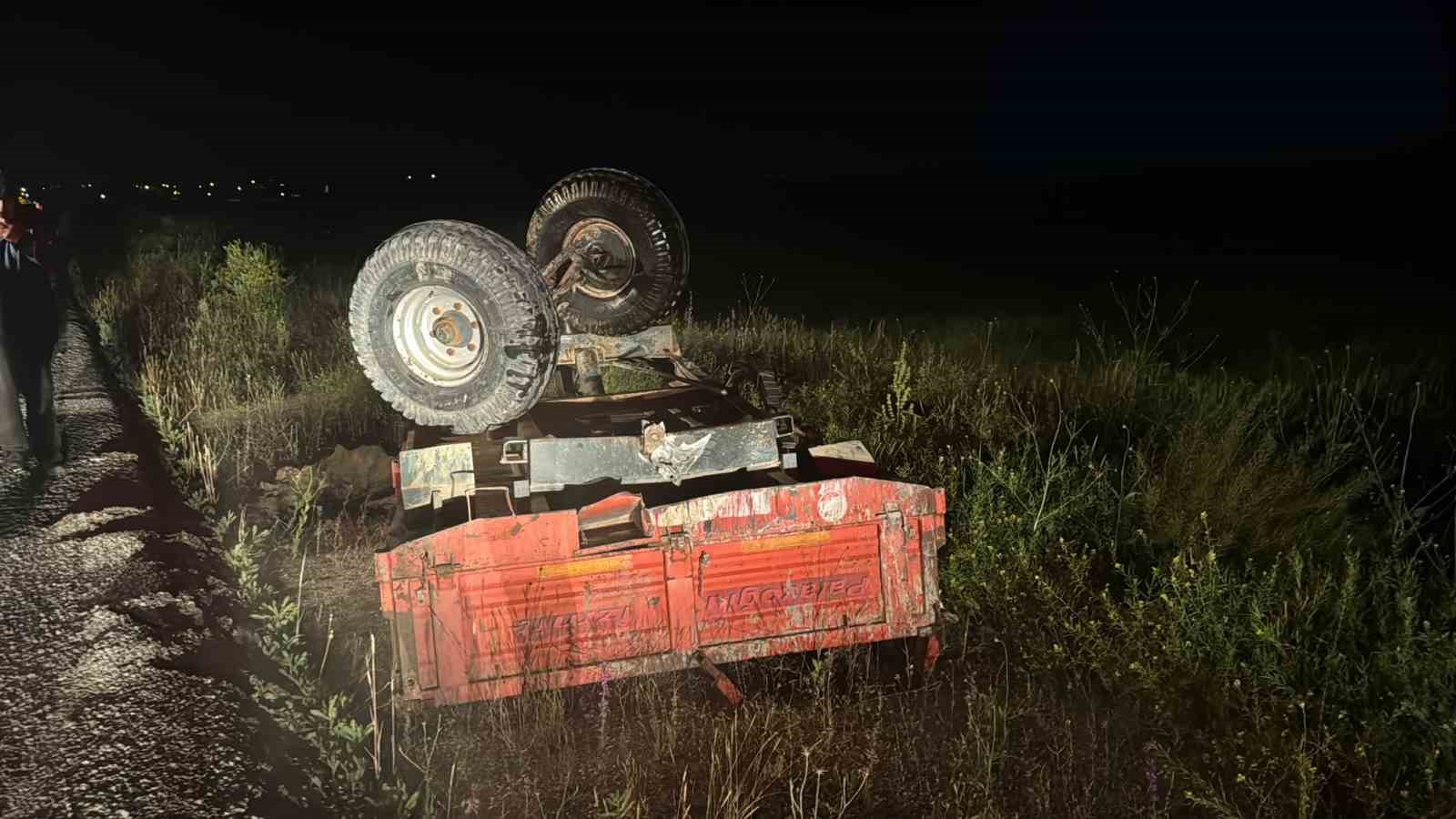 Sivas’ta traktöre çarpan Mercedes hurda yığınına döndü: 4 yaralı