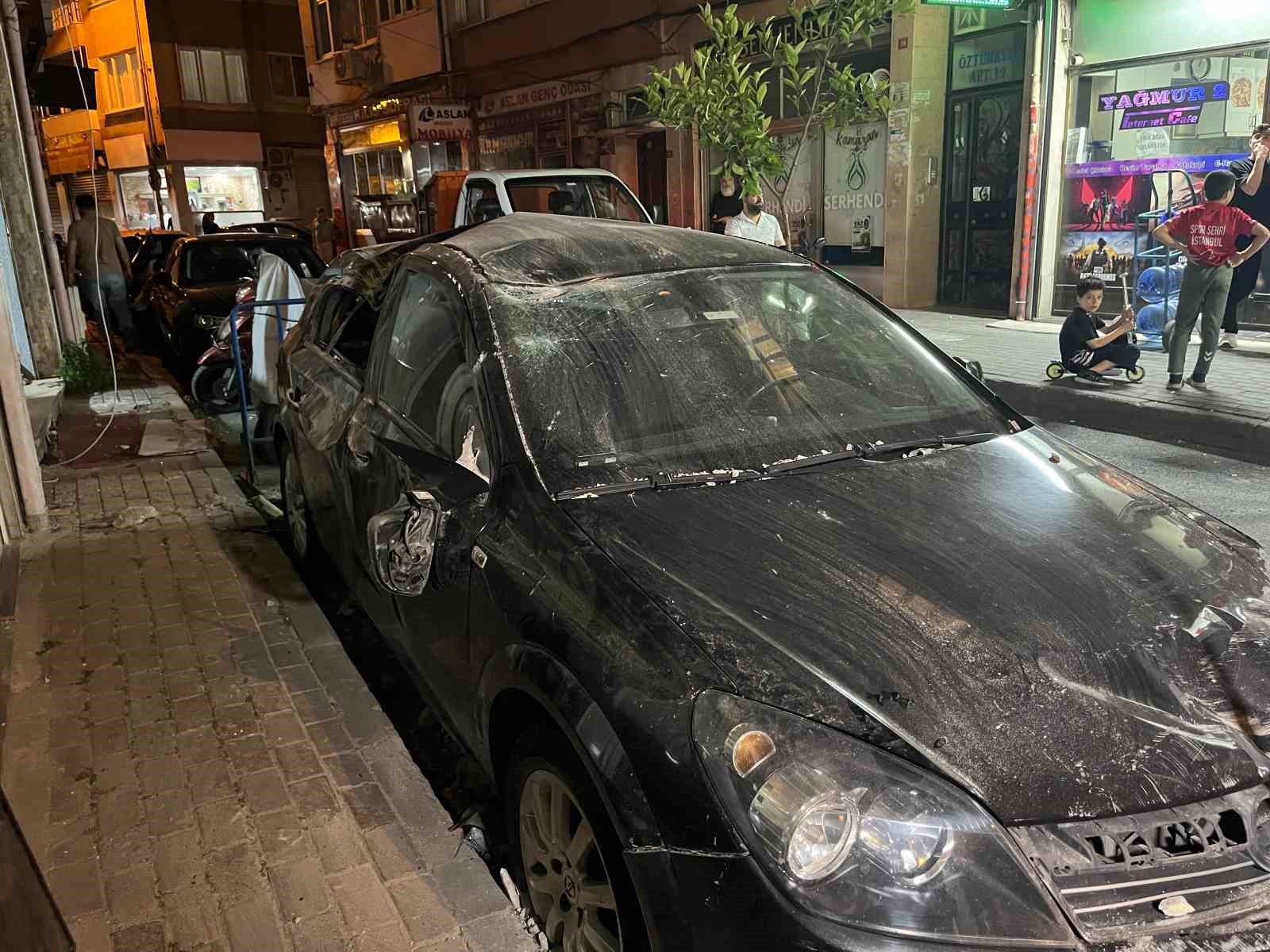 Fatih’te 4 katlı binanın çatısından düşen parçalardan 2 kişi son anda kurtuldu... O anlar kamerada