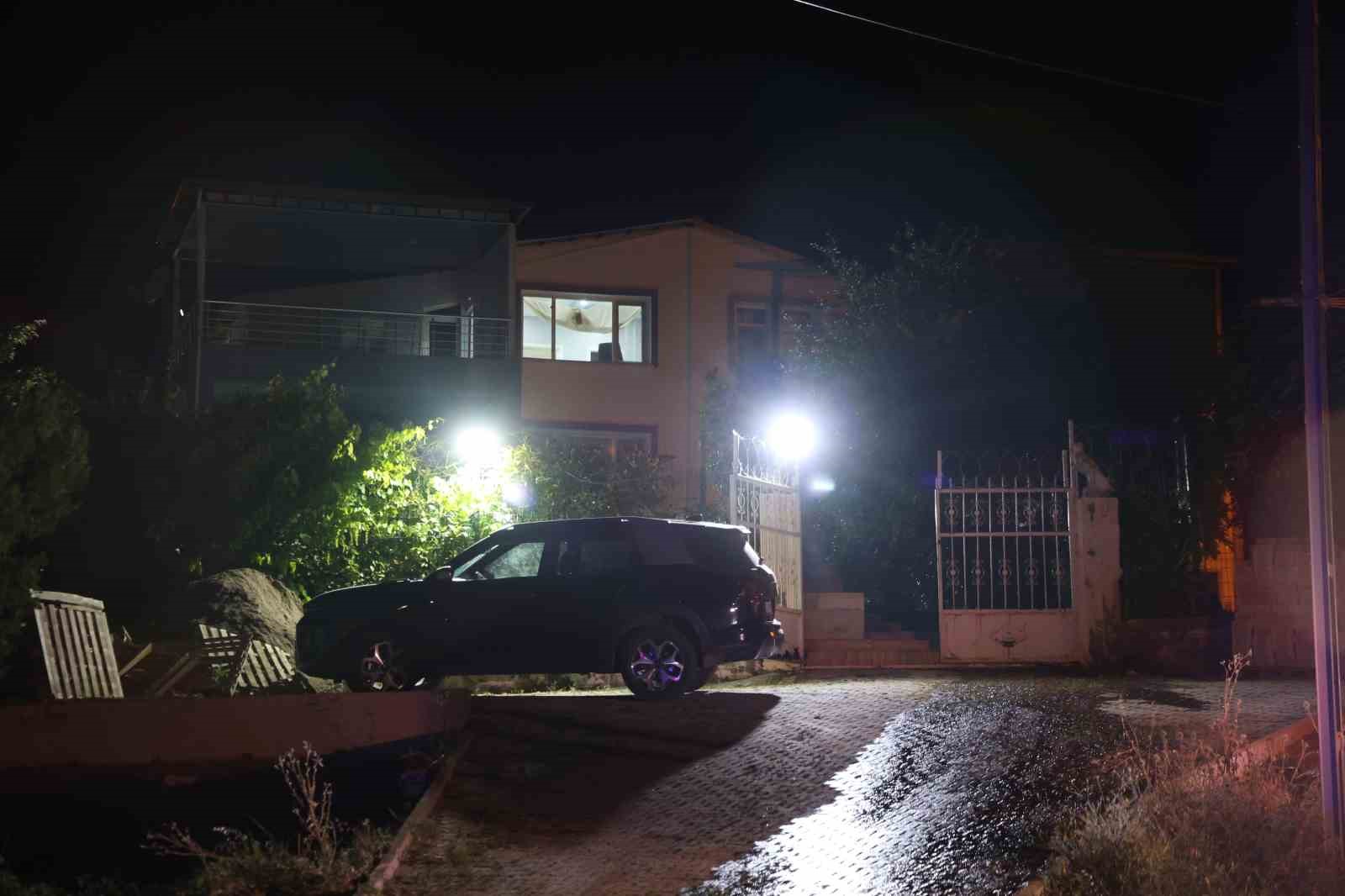 Husumetlilerinin olduğu eve kurşun yağdırdılar: 4 yaralı