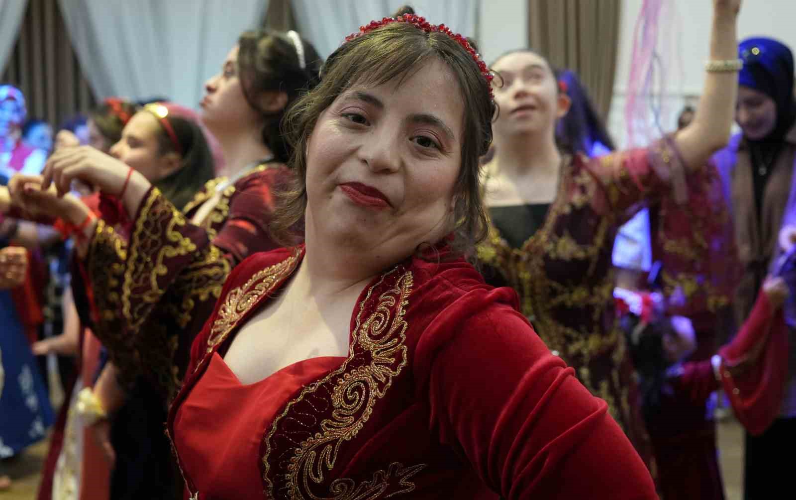 Down sendromlu genç kızların kına hayali gerçek oldu