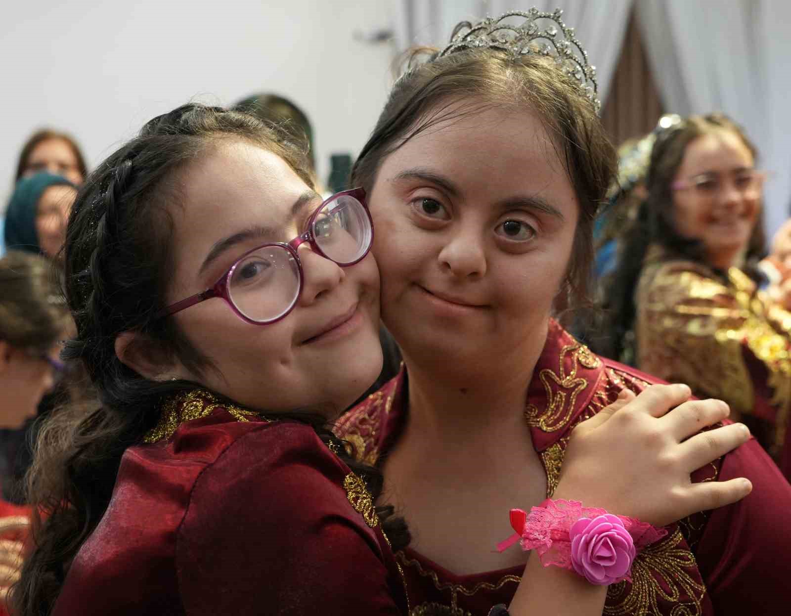Down sendromlu genç kızların kına hayali gerçek oldu