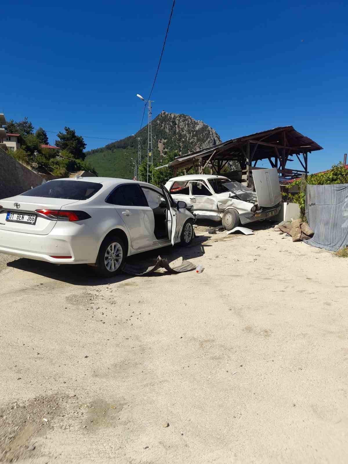 Adana’da otomobiller çarpıştı: 2 yaralı
