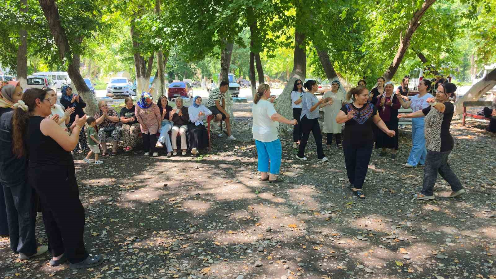 Nazilli’de incir işletmesi çalışanları yeni sezon öncesi eğlendi